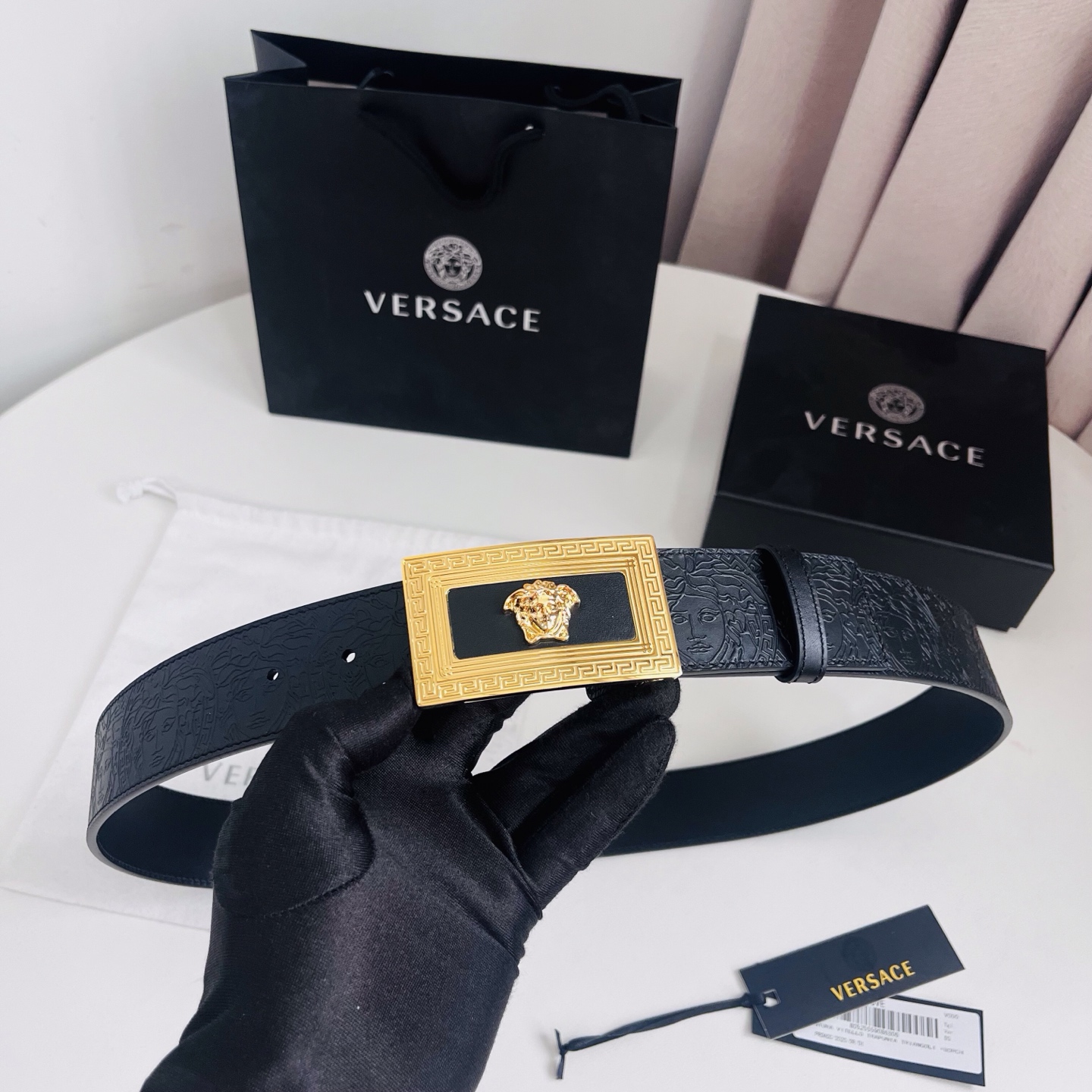 versace 范思哲，新款压花腰带配有醒目的美杜莎头像搭扣，可为任何造型增添几分立体雅致效果。4.0cm宽 
