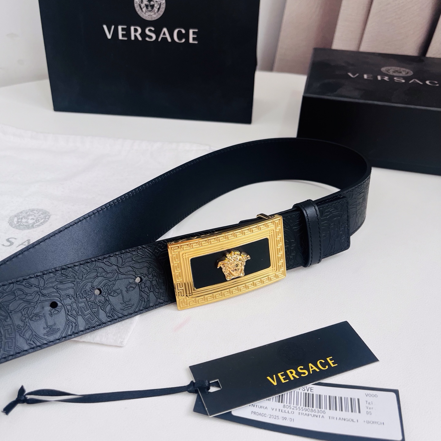 versace 范思哲，新款压花腰带配有醒目的美杜莎头像搭扣，可为任何造型增添几分立体雅致效果。4.0cm宽 