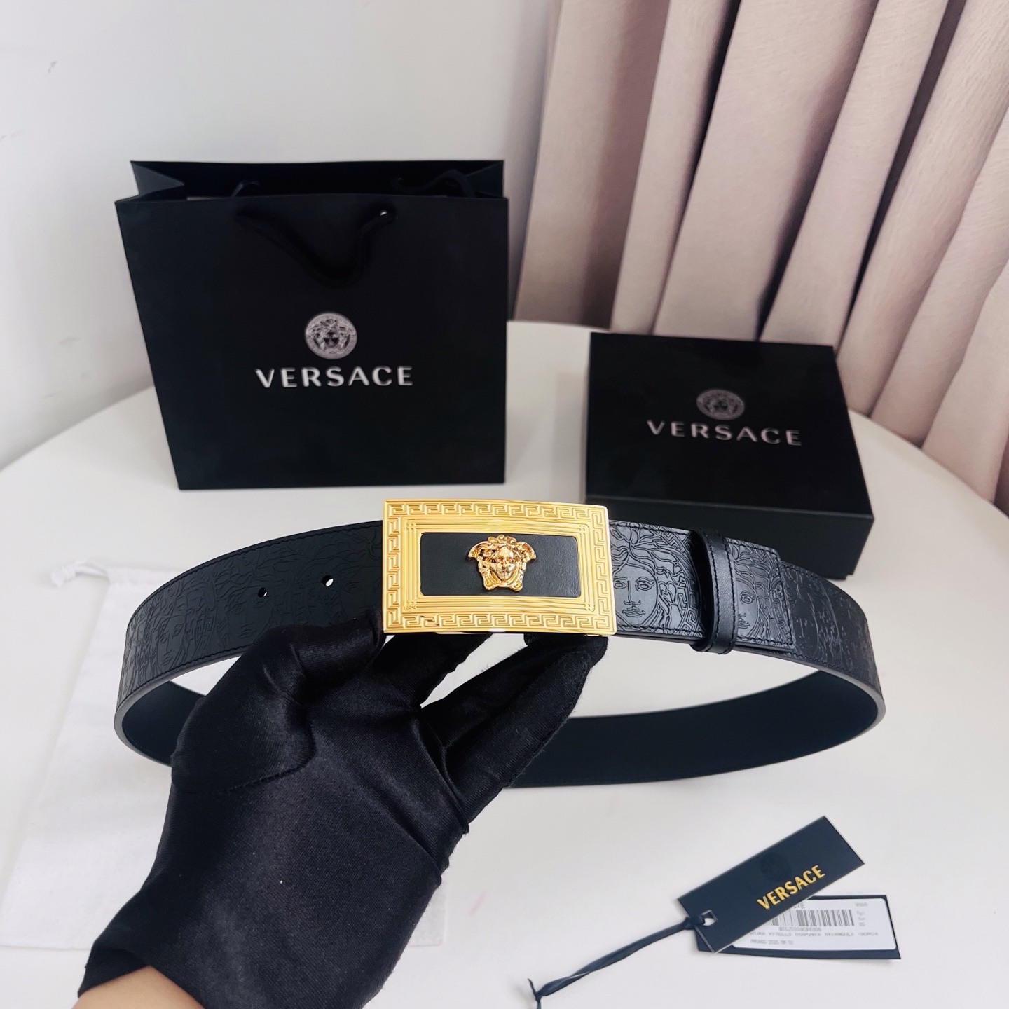 versace 范思哲，新款压花腰带配有醒目的美杜莎头像搭扣，可为任何造型增添几分立体雅致效果。4.0cm宽 