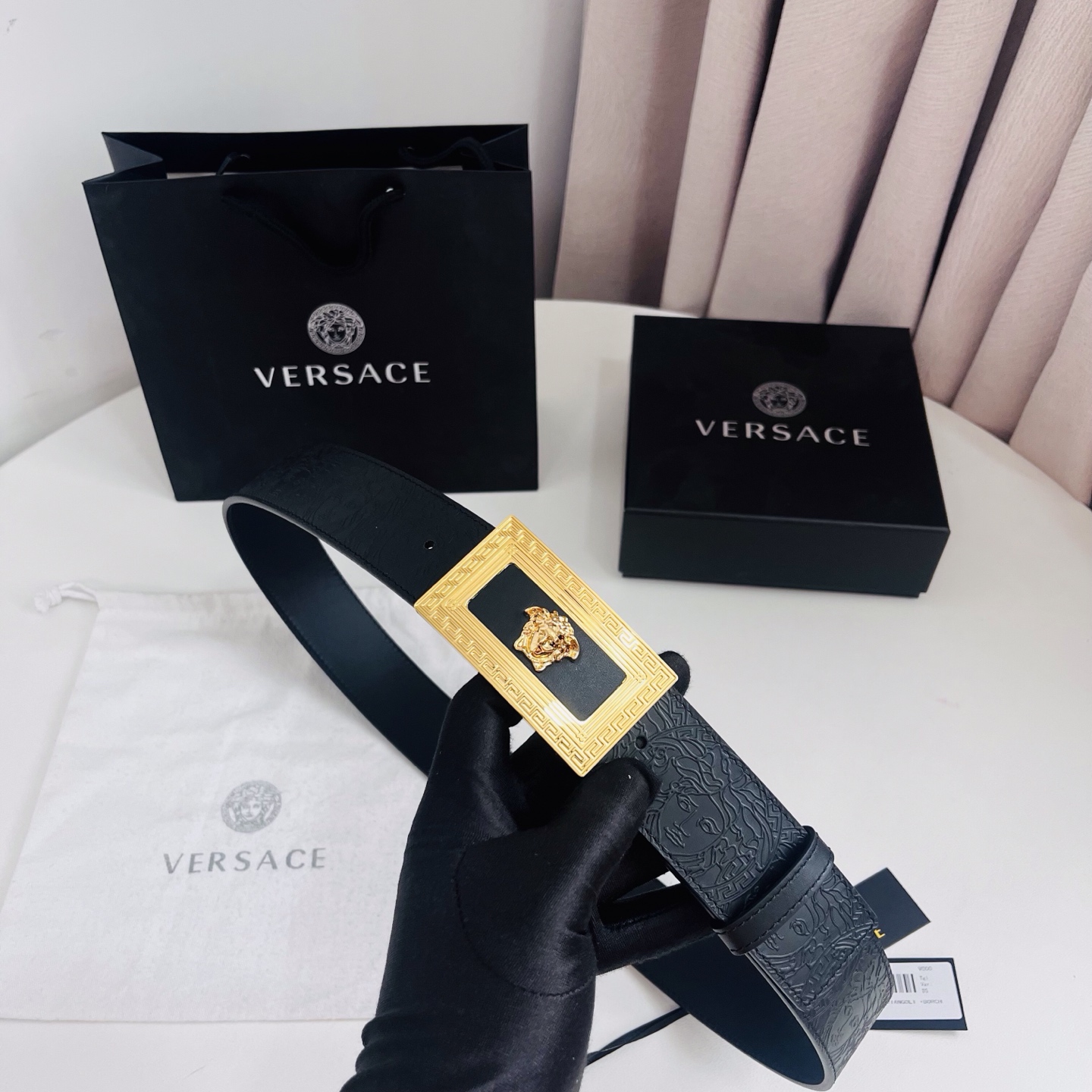 versace 范思哲，新款压花腰带配有醒目的美杜莎头像搭扣，可为任何造型增添几分立体雅致效果。4.0cm宽 
