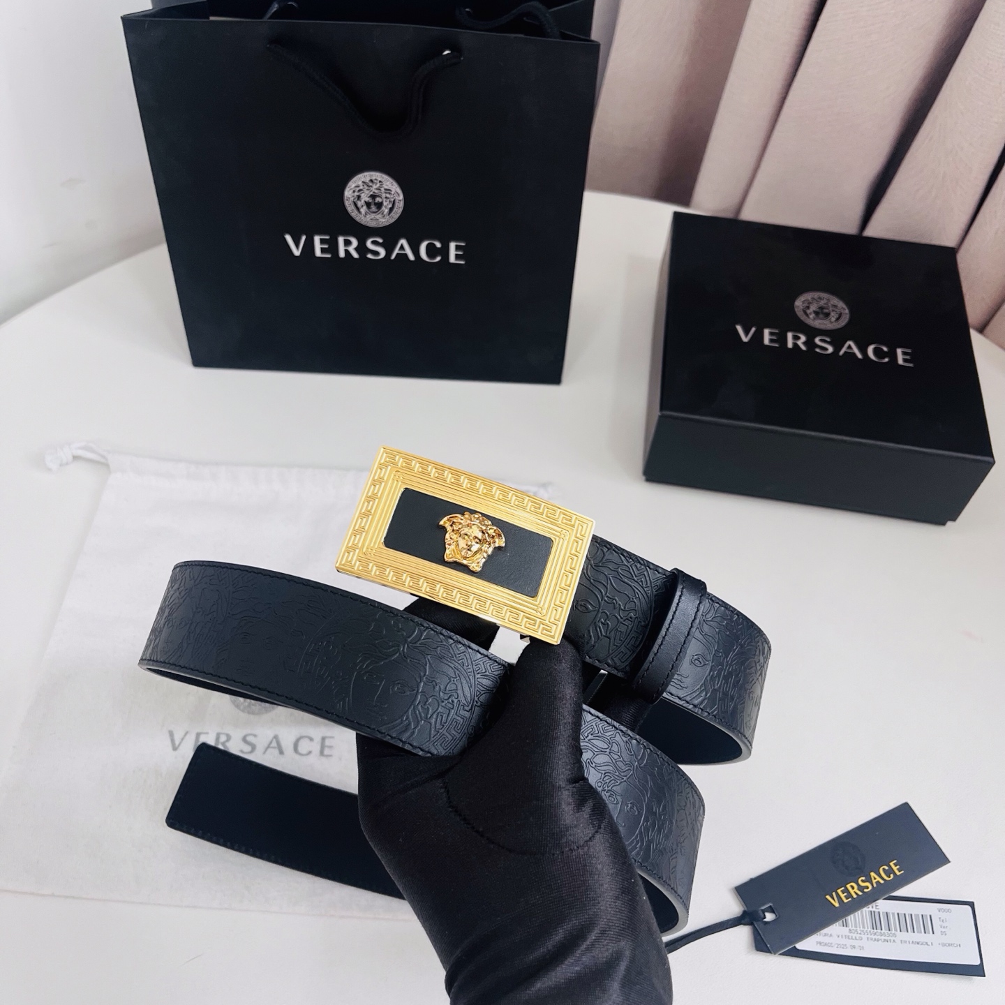 versace 范思哲，新款压花腰带配有醒目的美杜莎头像搭扣，可为任何造型增添几分立体雅致效果。4.0cm宽 