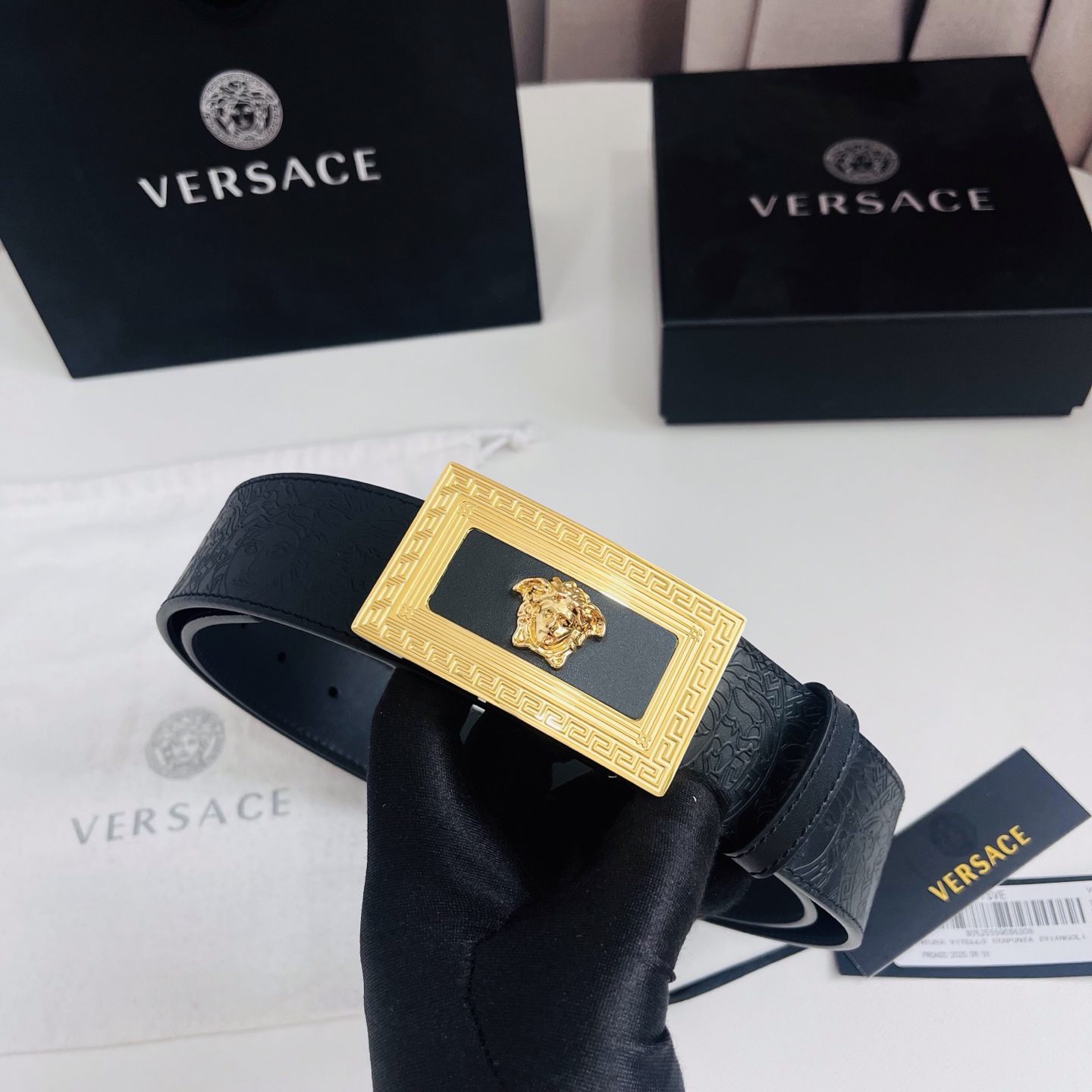 versace 范思哲，新款压花腰带配有醒目的美杜莎头像搭扣，可为任何造型增添几分立体雅致效果。4.0cm宽 