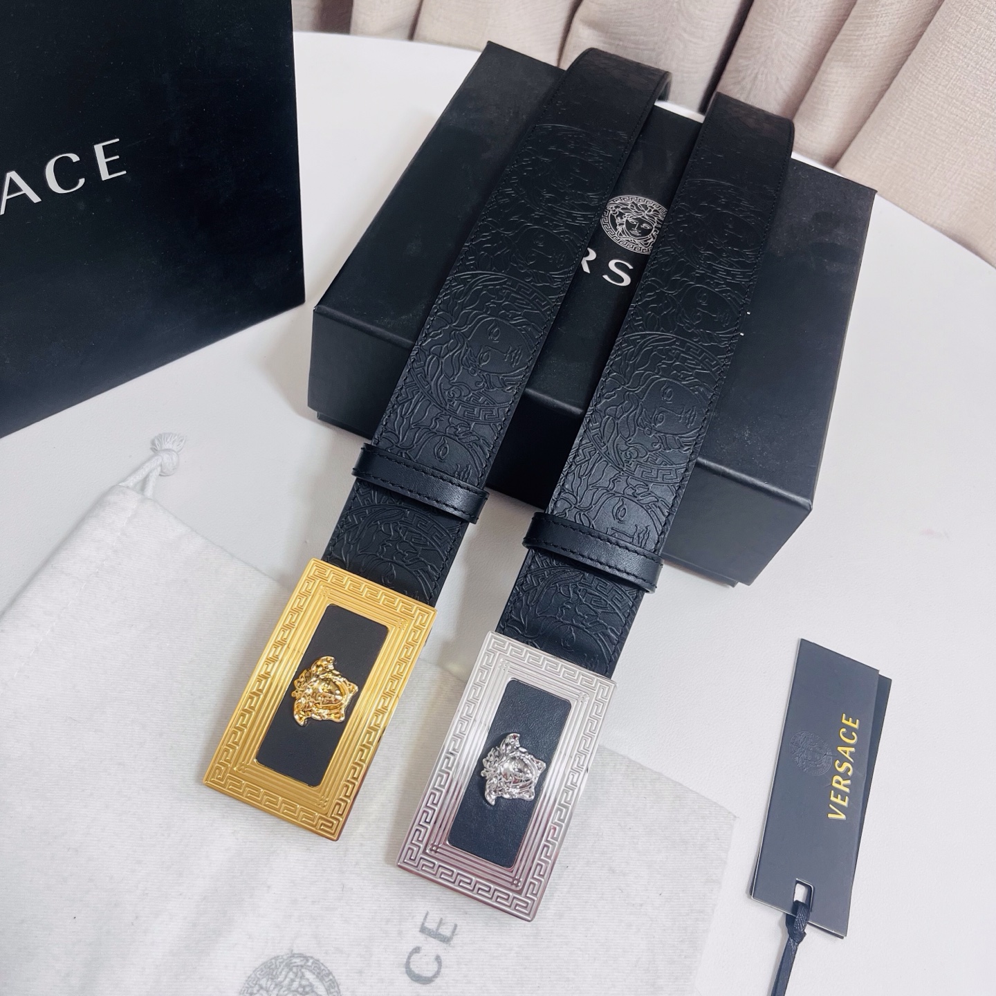 versace 范思哲，新款压花腰带配有醒目的美杜莎头像搭扣，可为任何造型增添几分立体雅致效果。4.0cm宽 