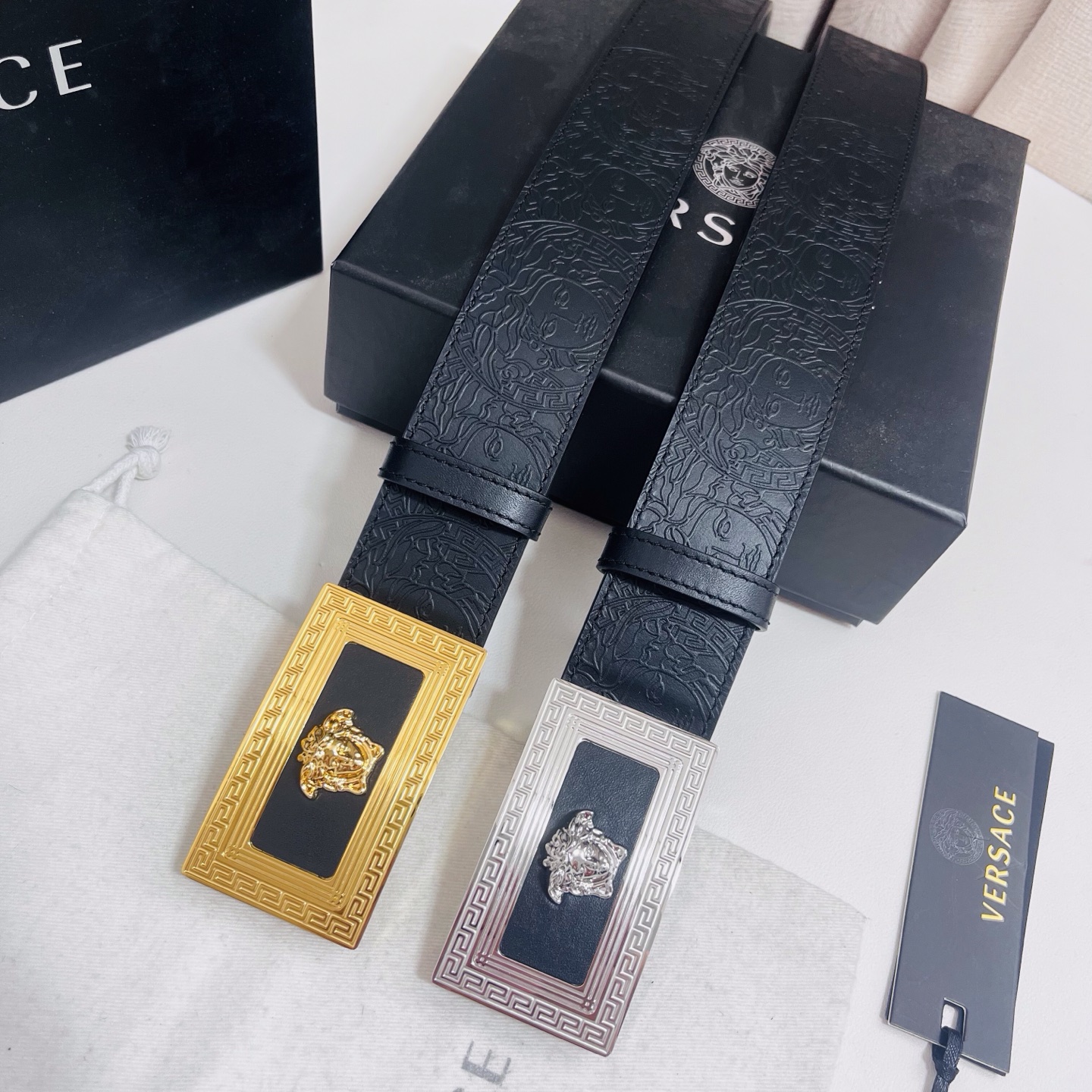 versace 范思哲，新款压花腰带配有醒目的美杜莎头像搭扣，可为任何造型增添几分立体雅致效果。4.0cm宽 