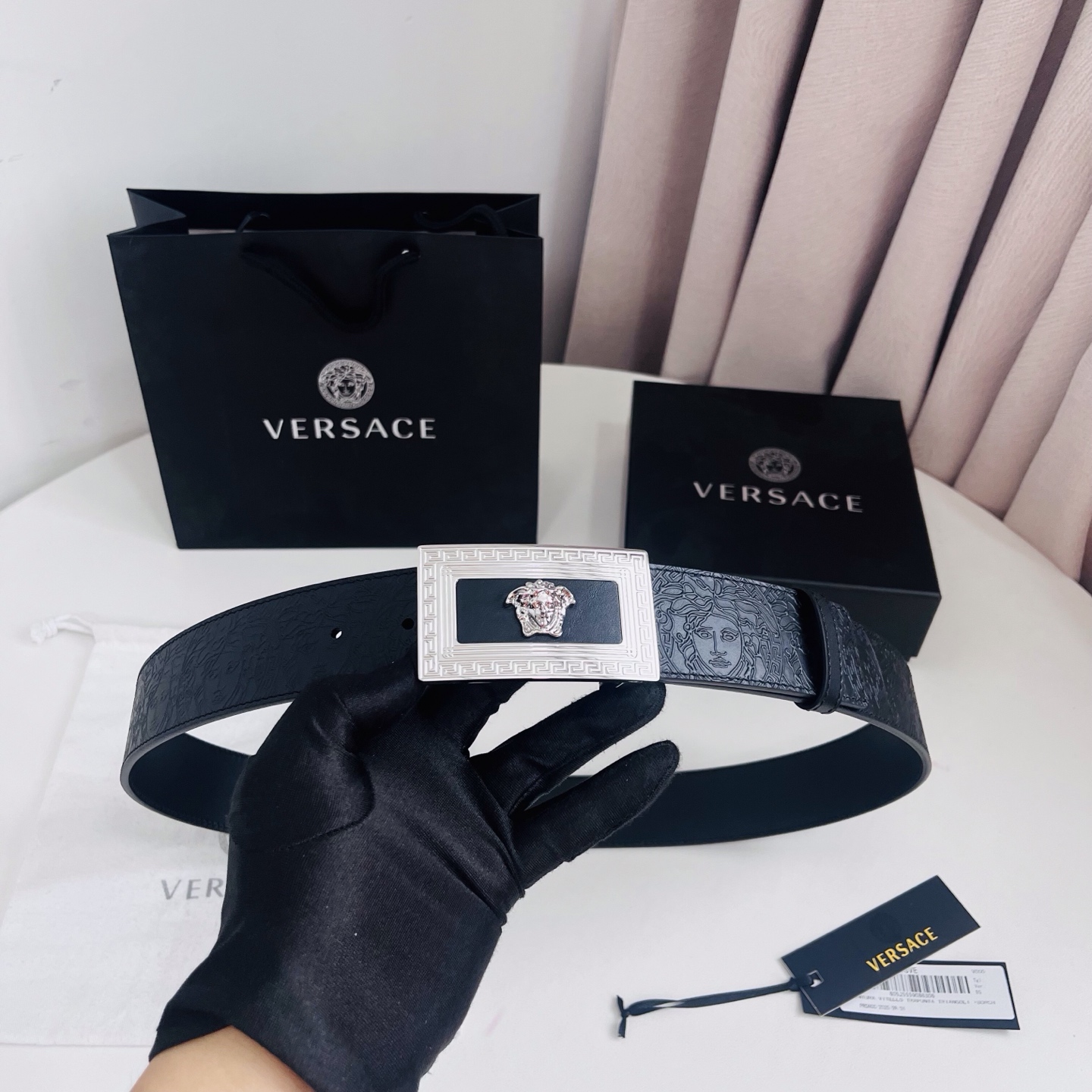 versace 范思哲，新款压花腰带配有醒目的美杜莎头像搭扣，可为任何造型增添几分立体雅致效果。4.0cm宽 