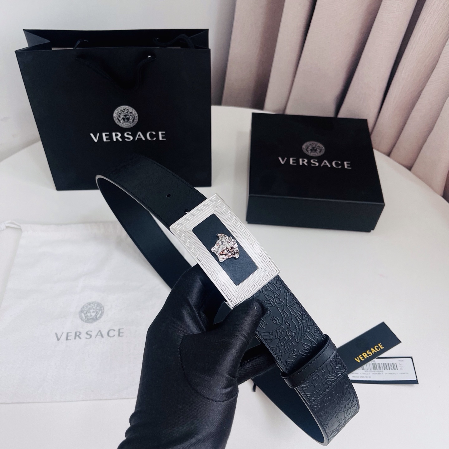 versace 范思哲，新款压花腰带配有醒目的美杜莎头像搭扣，可为任何造型增添几分立体雅致效果。4.0cm宽 