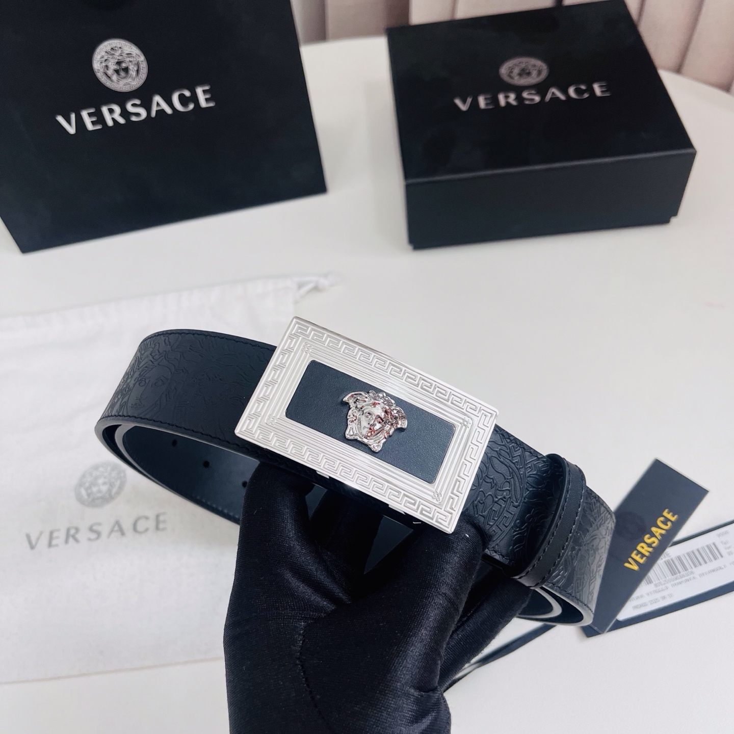 versace 范思哲，新款压花腰带配有醒目的美杜莎头像搭扣，可为任何造型增添几分立体雅致效果。4.0cm宽 
