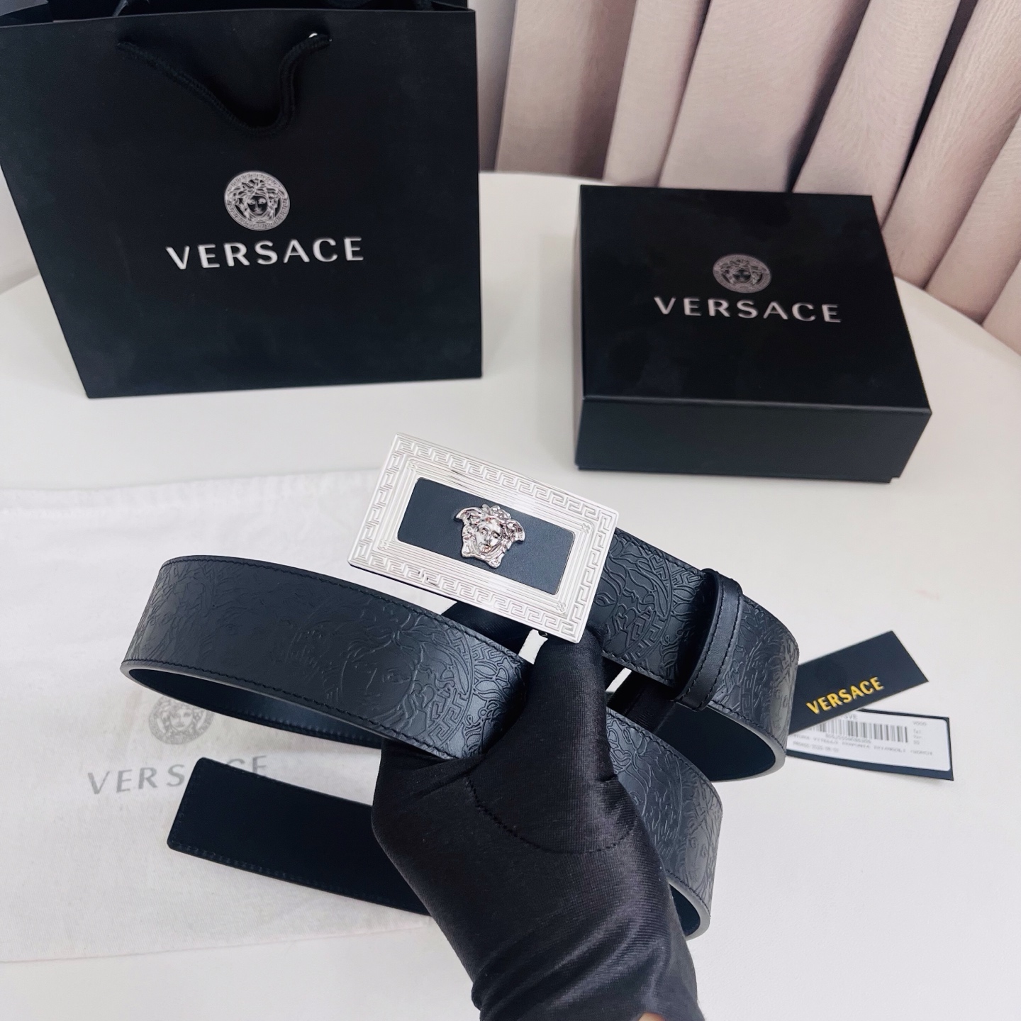 versace 范思哲，新款压花腰带配有醒目的美杜莎头像搭扣，可为任何造型增添几分立体雅致效果。4.0cm宽 