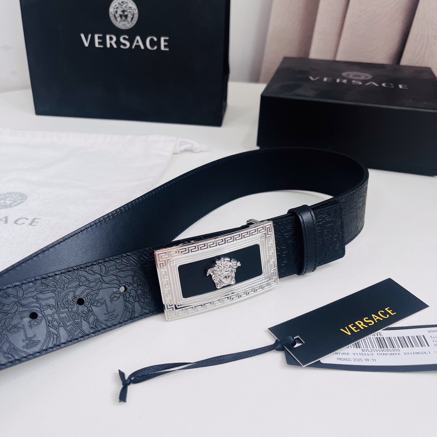 versace 范思哲，新款压花腰带配有醒目的美杜莎头像搭扣，可为任何造型增添几分立体雅致效果。4.0cm宽 