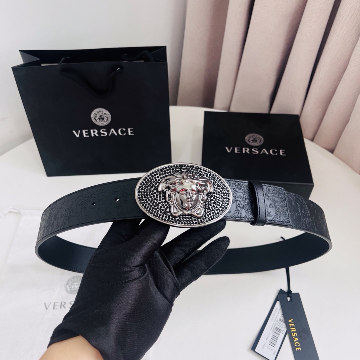 versace 范思哲，新款压花腰带配有醒目的美杜莎头像搭扣，可为任何造型增添几分立体雅致效果。4.0cm宽 