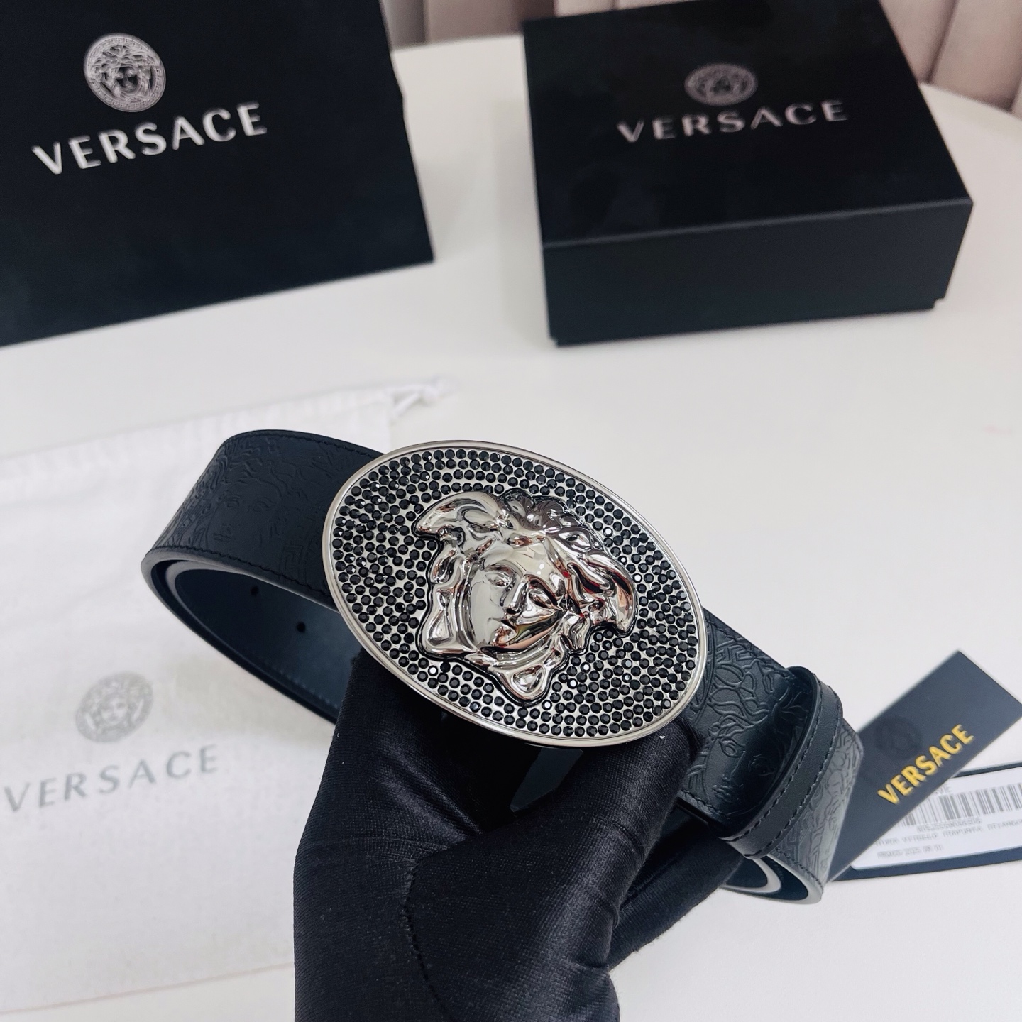 versace 范思哲，新款压花腰带配有醒目的美杜莎头像搭扣，可为任何造型增添几分立体雅致效果。4.0cm宽 