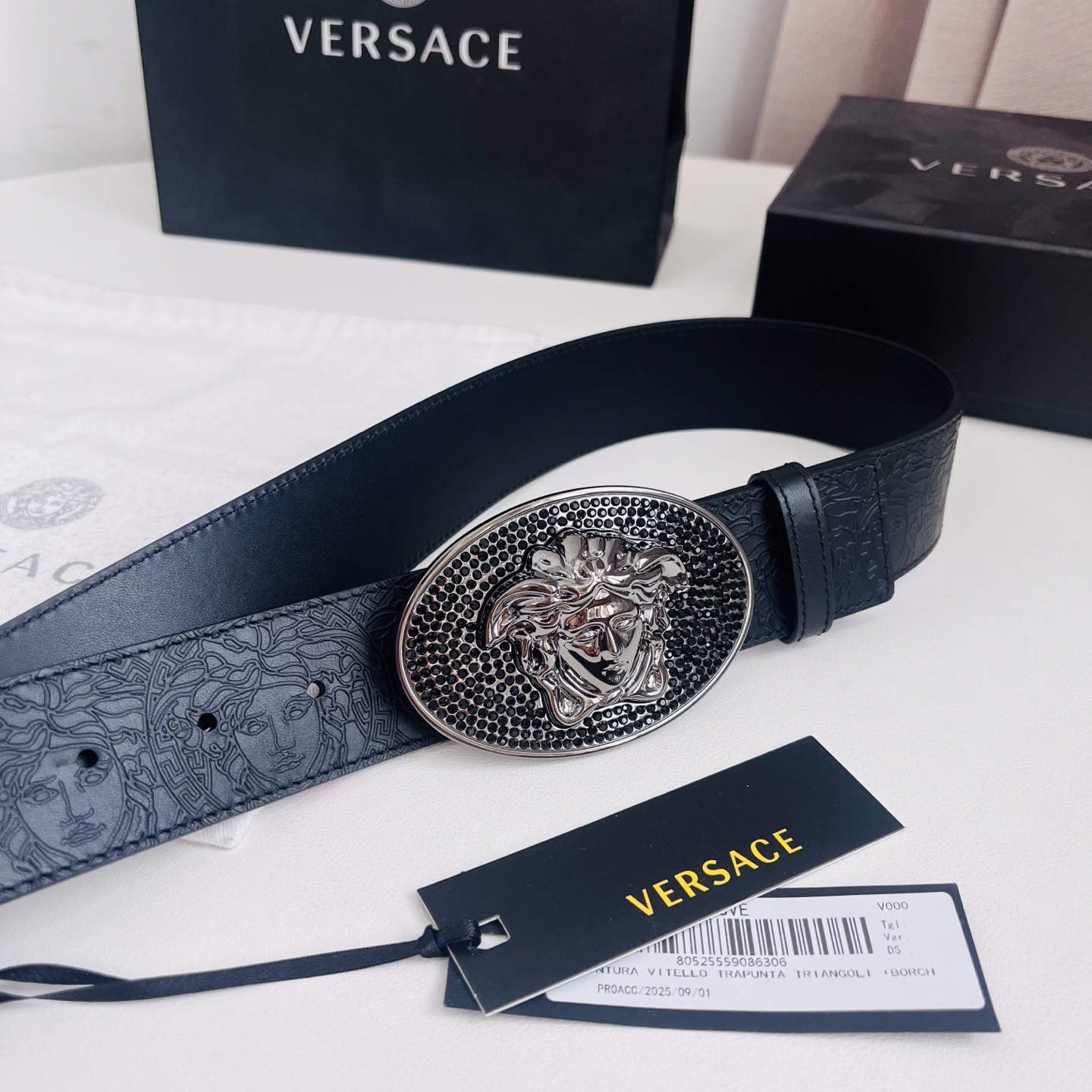 versace 范思哲，新款压花腰带配有醒目的美杜莎头像搭扣，可为任何造型增添几分立体雅致效果。4.0cm宽 