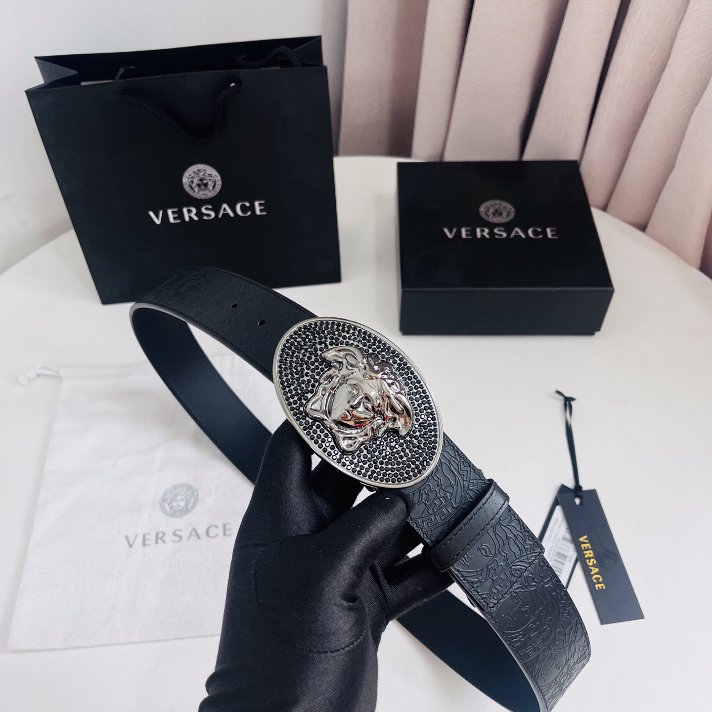 versace 范思哲，新款压花腰带配有醒目的美杜莎头像搭扣，可为任何造型增添几分立体雅致效果。4.0cm宽 