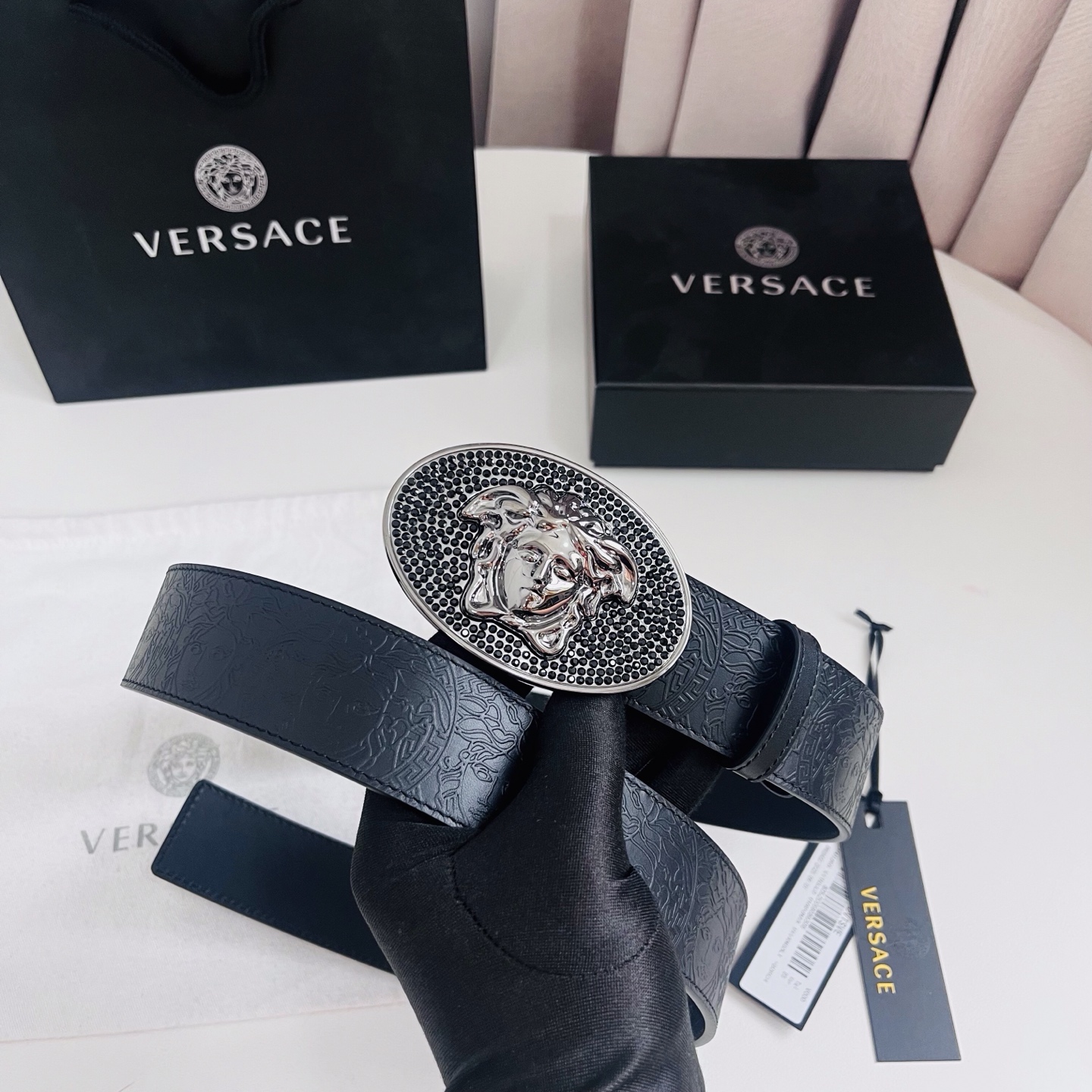 versace 范思哲，新款压花腰带配有醒目的美杜莎头像搭扣，可为任何造型增添几分立体雅致效果。4.0cm宽 