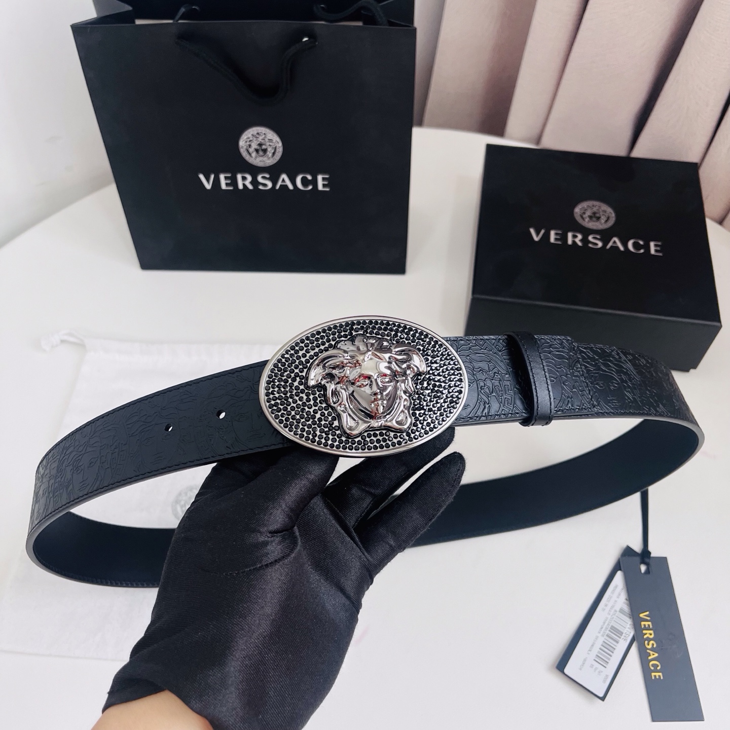 versace 范思哲，新款压花腰带配有醒目的美杜莎头像搭扣，可为任何造型增添几分立体雅致效果。4.0cm宽 