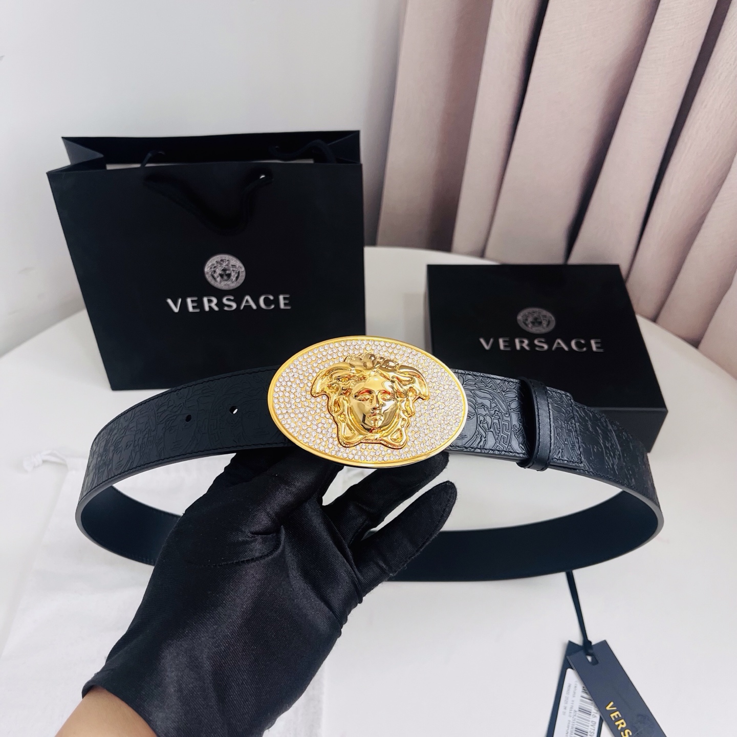 versace 范思哲，新款压花腰带配有醒目的美杜莎头像搭扣，可为任何造型增添几分立体雅致效果。4.0cm宽 