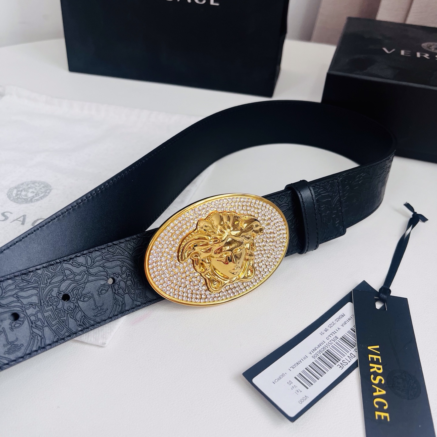 versace 范思哲，新款压花腰带配有醒目的美杜莎头像搭扣，可为任何造型增添几分立体雅致效果。4.0cm宽 