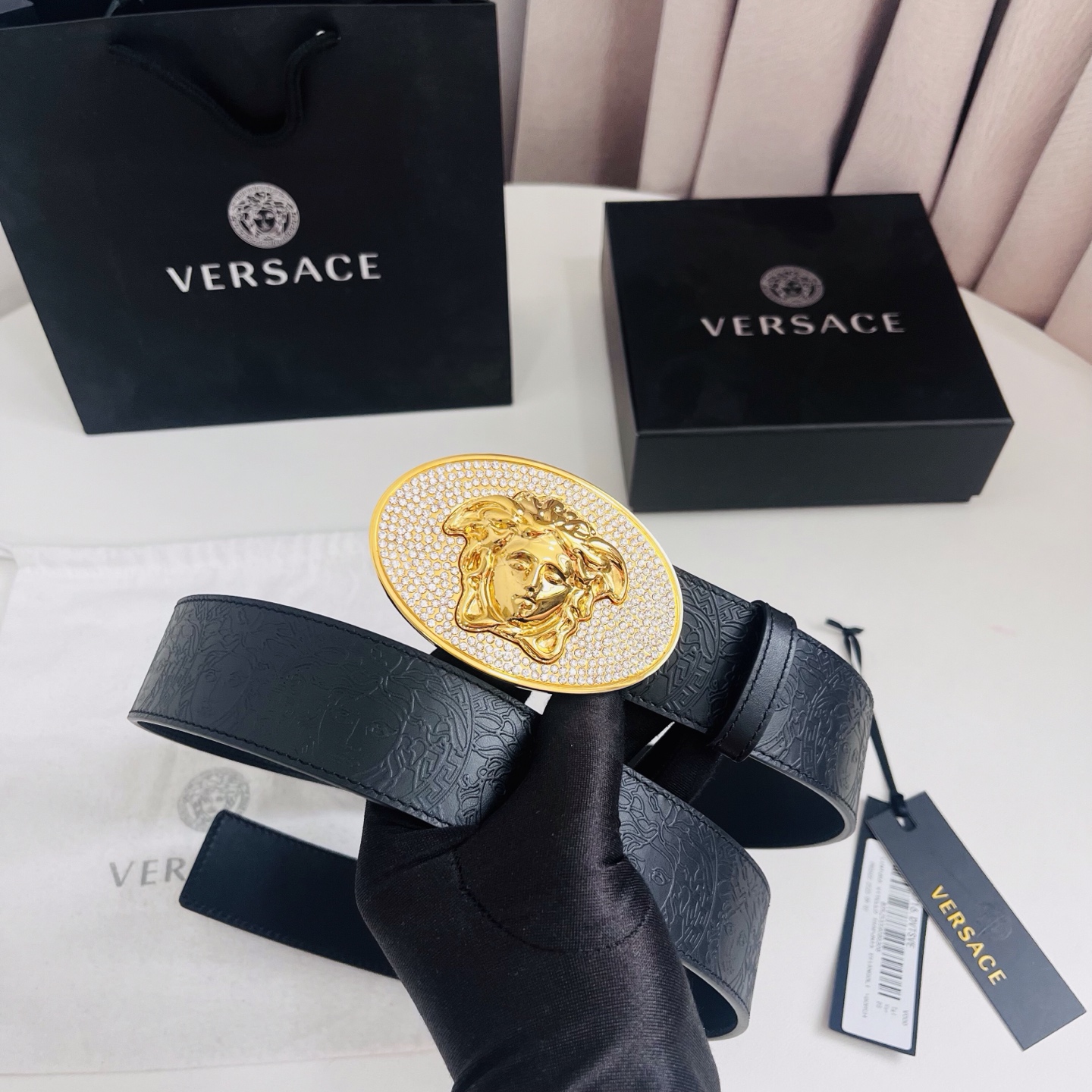 versace 范思哲，新款压花腰带配有醒目的美杜莎头像搭扣，可为任何造型增添几分立体雅致效果。4.0cm宽 