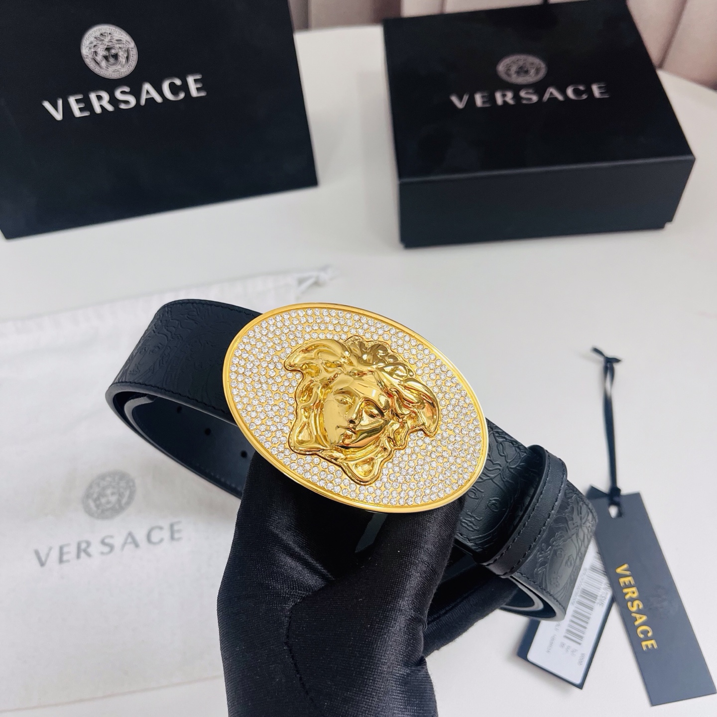 versace 范思哲，新款压花腰带配有醒目的美杜莎头像搭扣，可为任何造型增添几分立体雅致效果。4.0cm宽 
