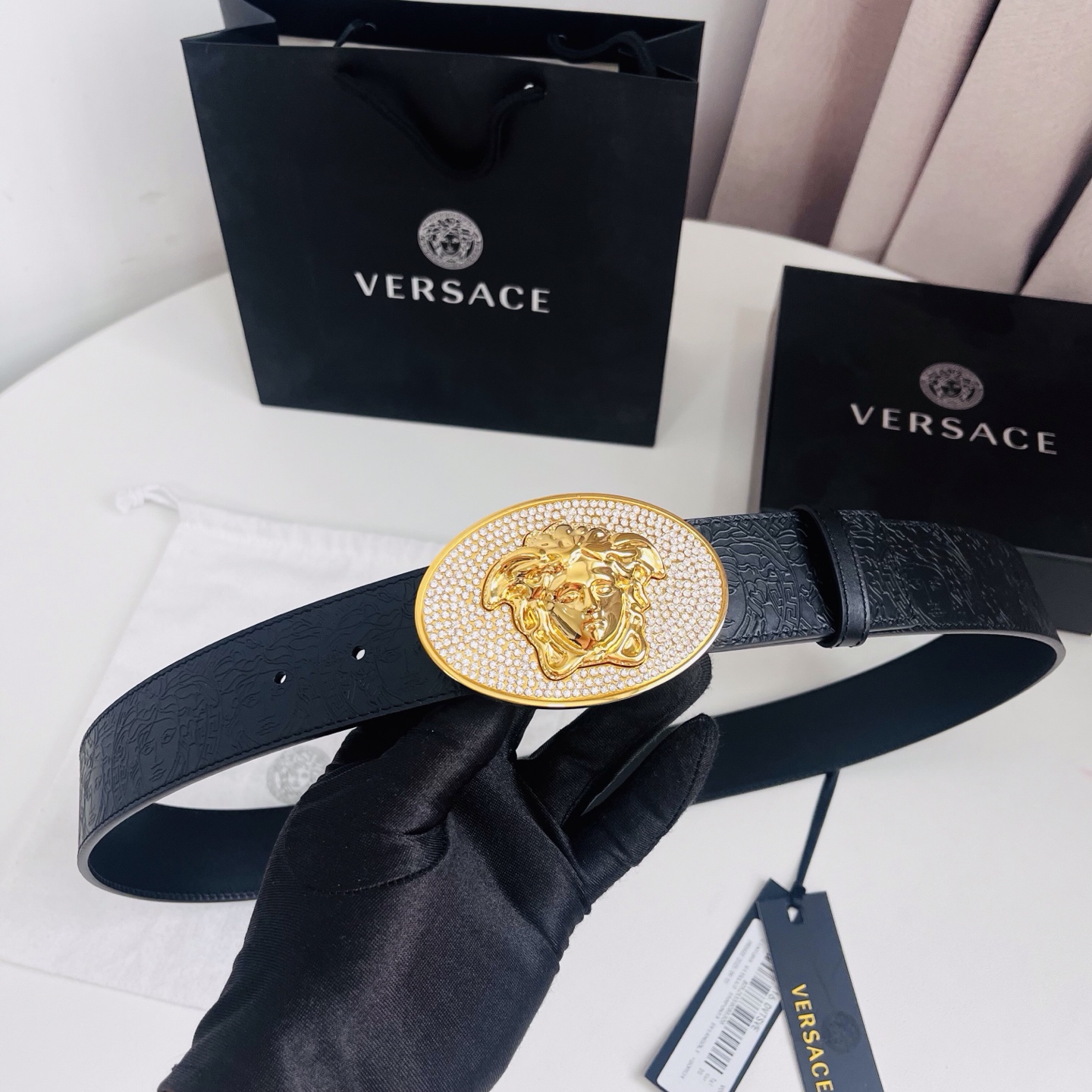 versace 范思哲，新款压花腰带配有醒目的美杜莎头像搭扣，可为任何造型增添几分立体雅致效果。4.0cm宽 