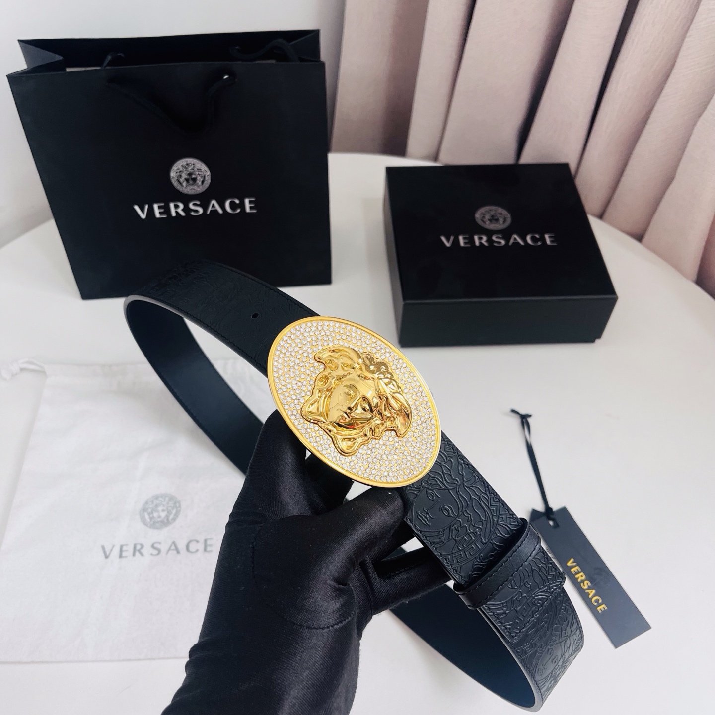 versace 范思哲，新款压花腰带配有醒目的美杜莎头像搭扣，可为任何造型增添几分立体雅致效果。4.0cm宽 
