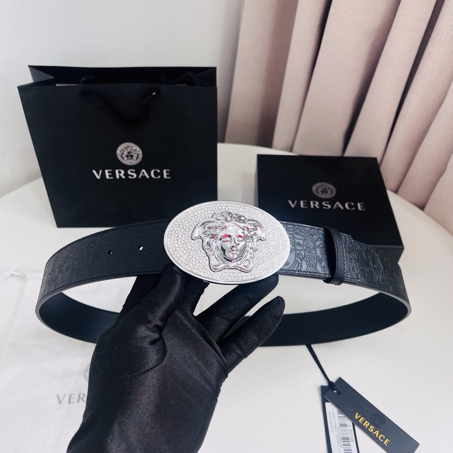 versace 范思哲，新款压花腰带配有醒目的美杜莎头像搭扣，可为任何造型增添几分立体雅致效果。4.0cm宽 