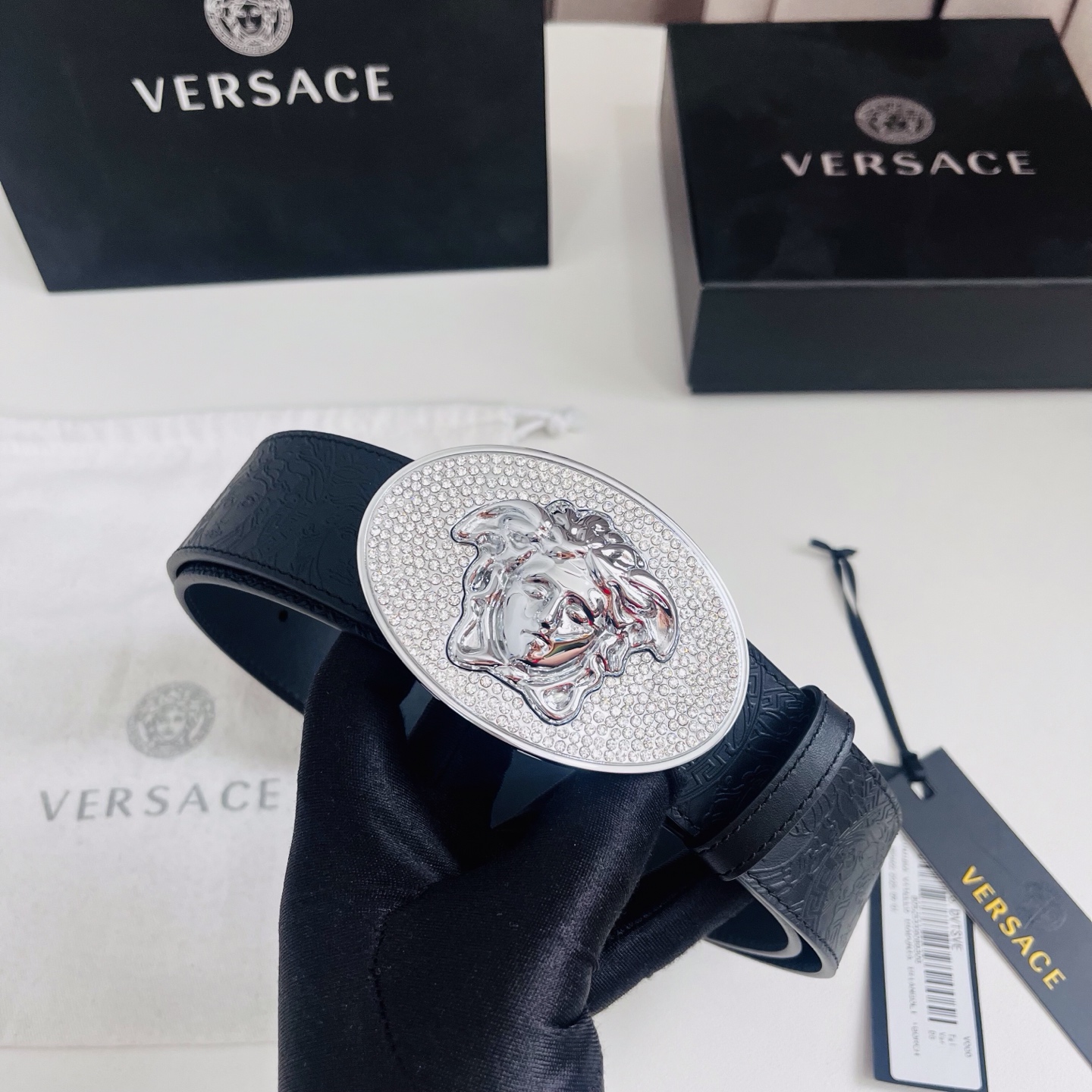 versace 范思哲，新款压花腰带配有醒目的美杜莎头像搭扣，可为任何造型增添几分立体雅致效果。4.0cm宽 