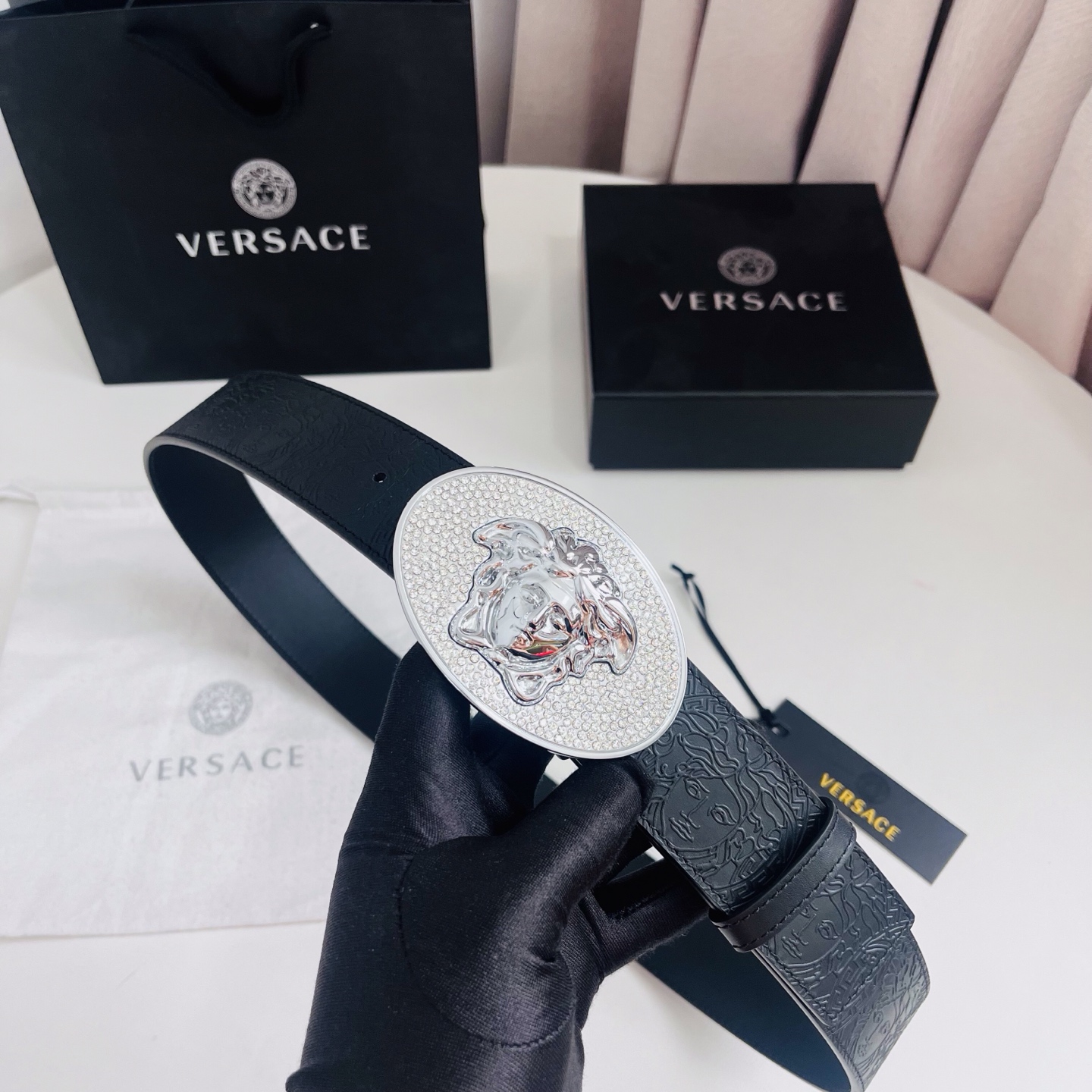 versace 范思哲，新款压花腰带配有醒目的美杜莎头像搭扣，可为任何造型增添几分立体雅致效果。4.0cm宽 