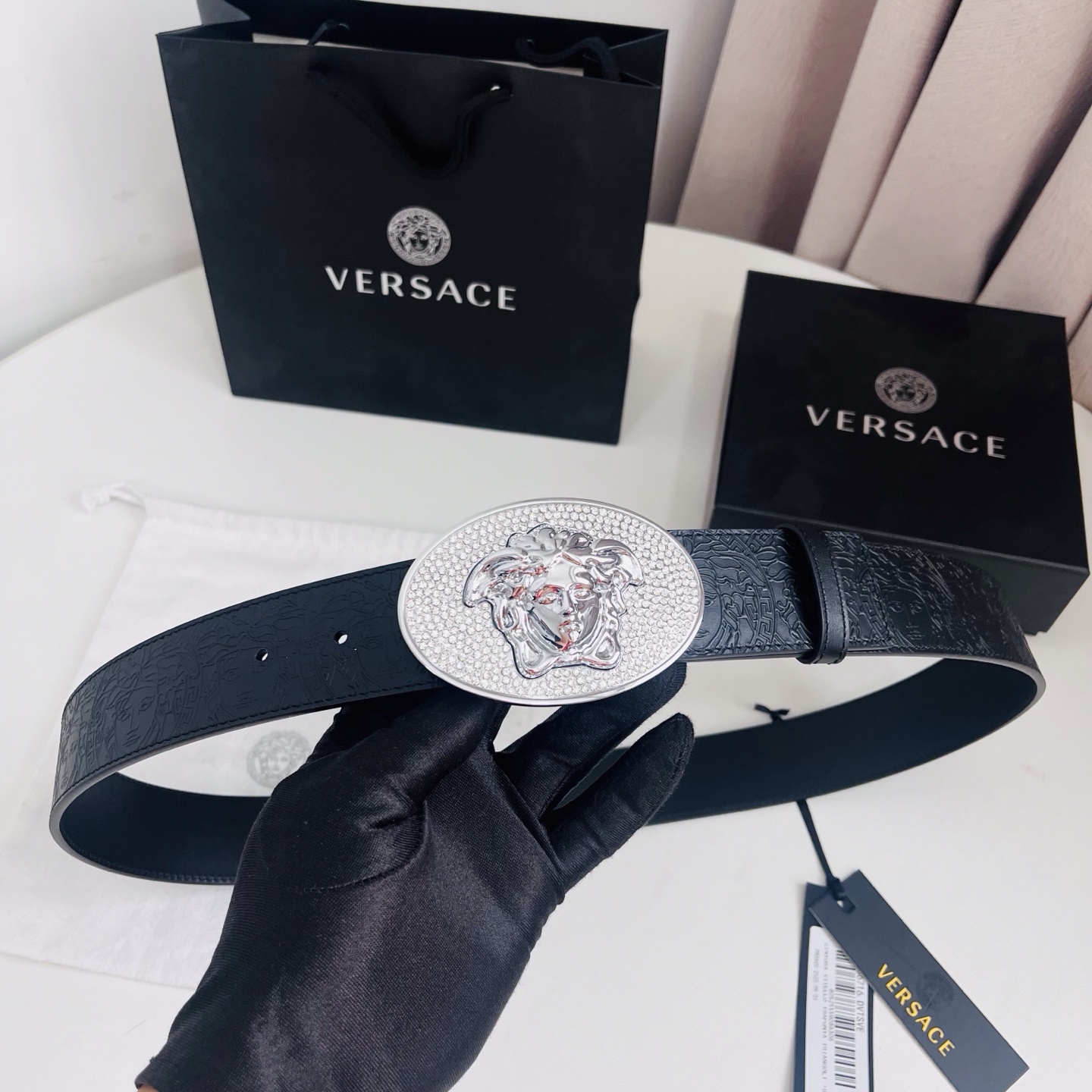 versace 范思哲，新款压花腰带配有醒目的美杜莎头像搭扣，可为任何造型增添几分立体雅致效果。4.0cm宽 