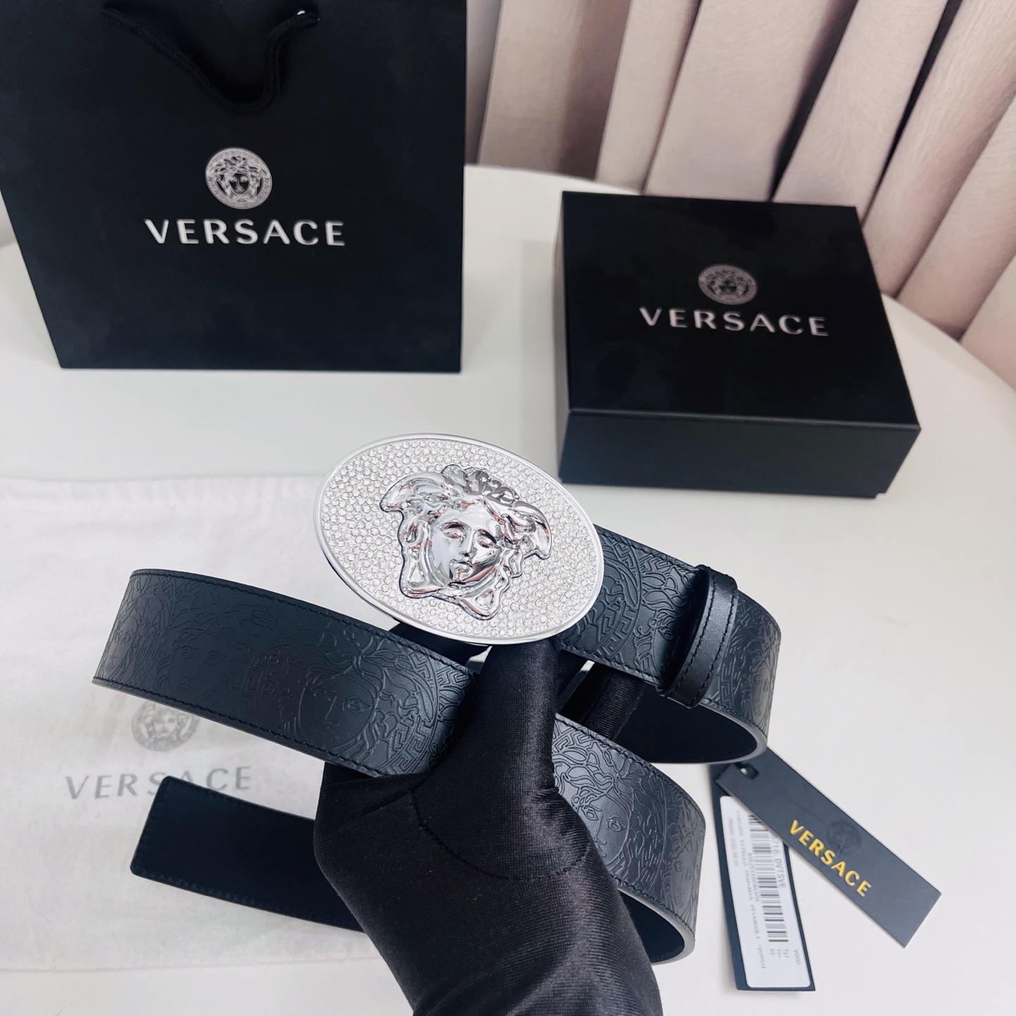 versace 范思哲，新款压花腰带配有醒目的美杜莎头像搭扣，可为任何造型增添几分立体雅致效果。4.0cm宽 