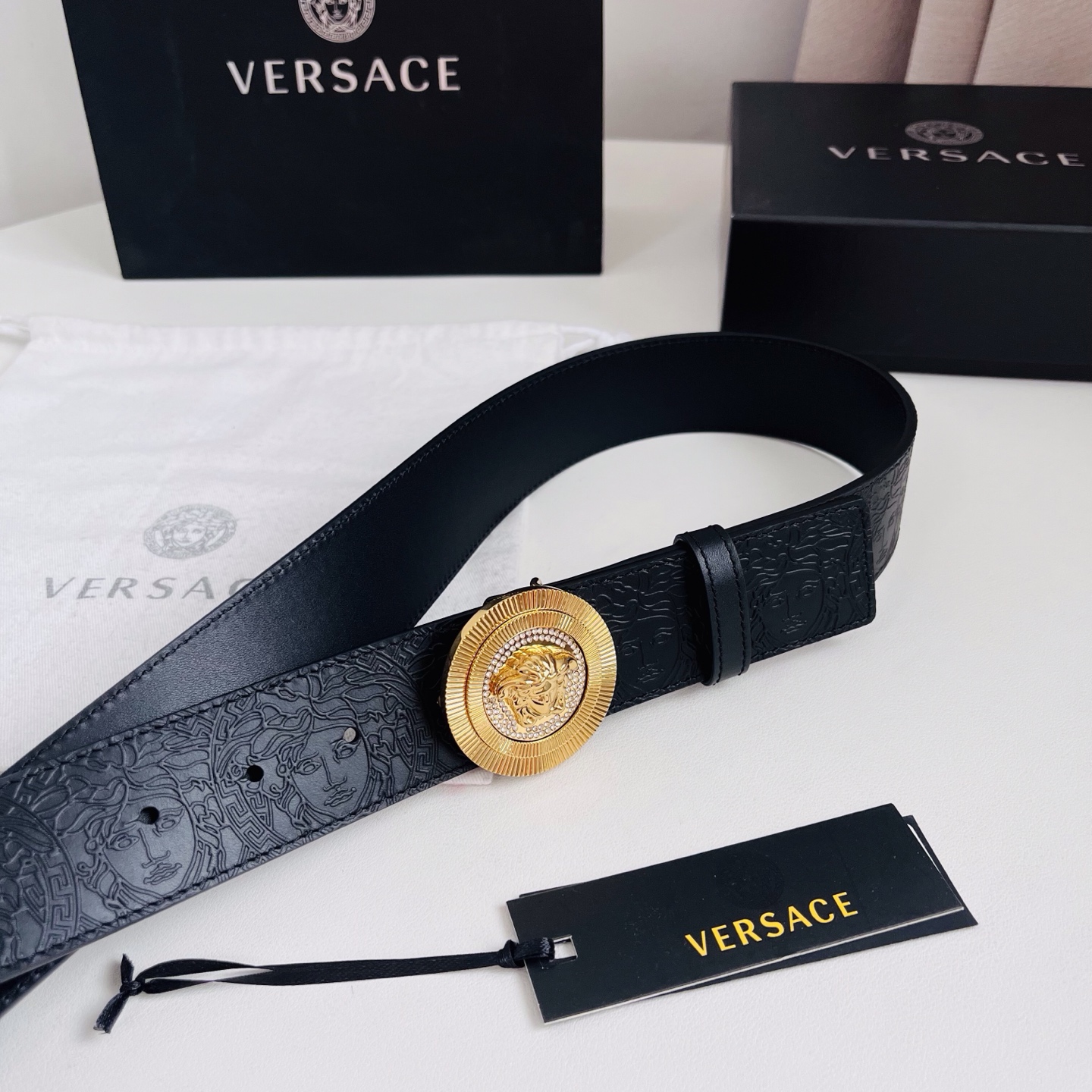 versace 范思哲，新款压花腰带配有醒目的美杜莎头像搭扣，可为任何造型增添几分立体雅致效果。4.0cm宽 