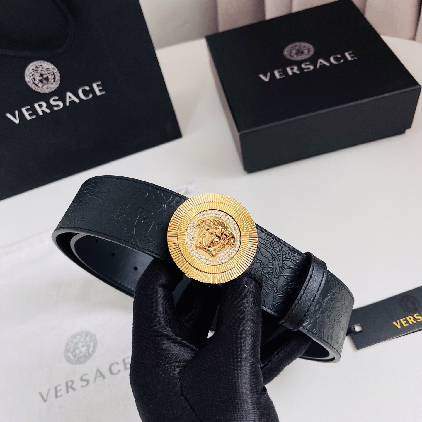 versace 范思哲，新款压花腰带配有醒目的美杜莎头像搭扣，可为任何造型增添几分立体雅致效果。4.0cm宽 