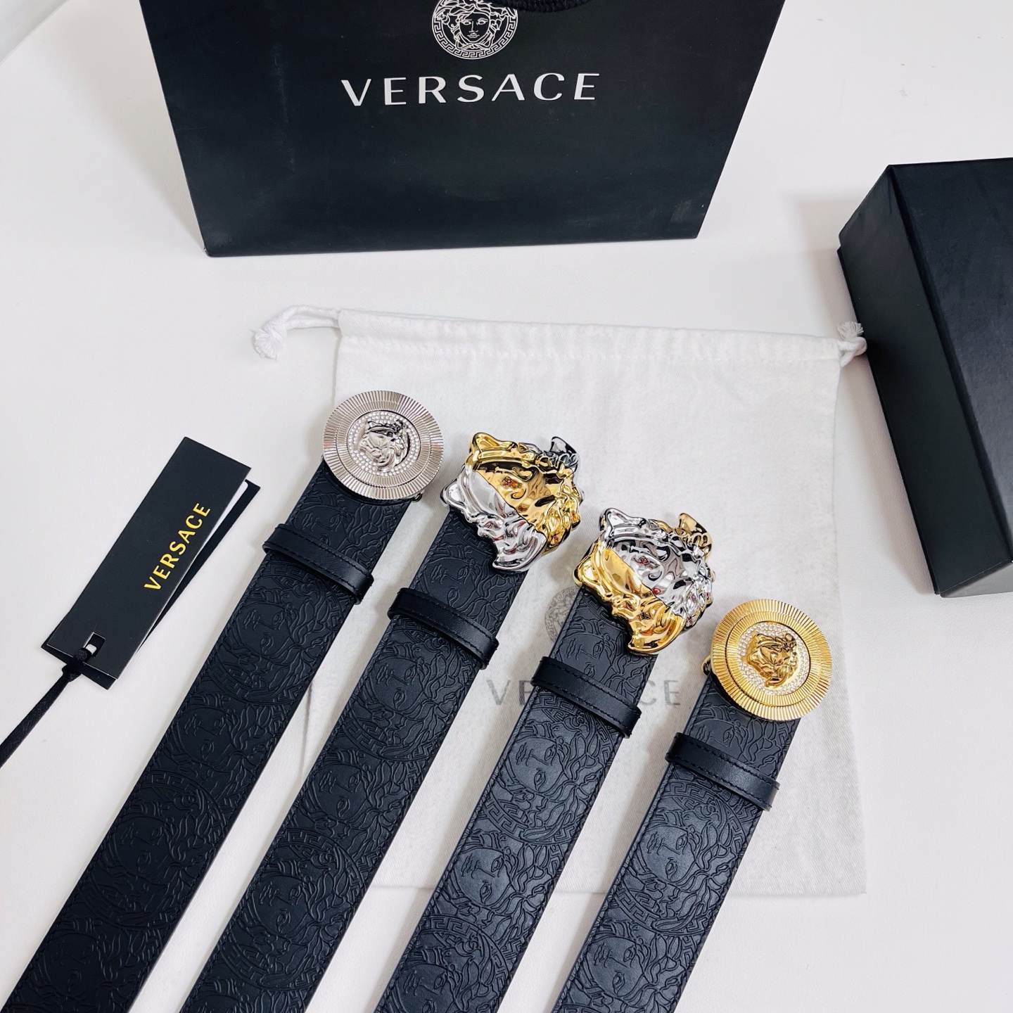 versace 范思哲，新款压花腰带配有醒目的美杜莎头像搭扣，可为任何造型增添几分立体雅致效果。4.0cm宽 