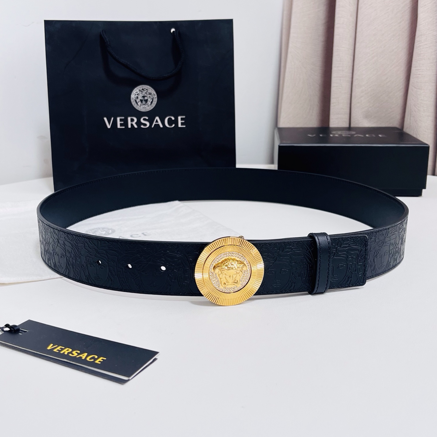 versace 范思哲，新款压花腰带配有醒目的美杜莎头像搭扣，可为任何造型增添几分立体雅致效果。4.0cm宽 