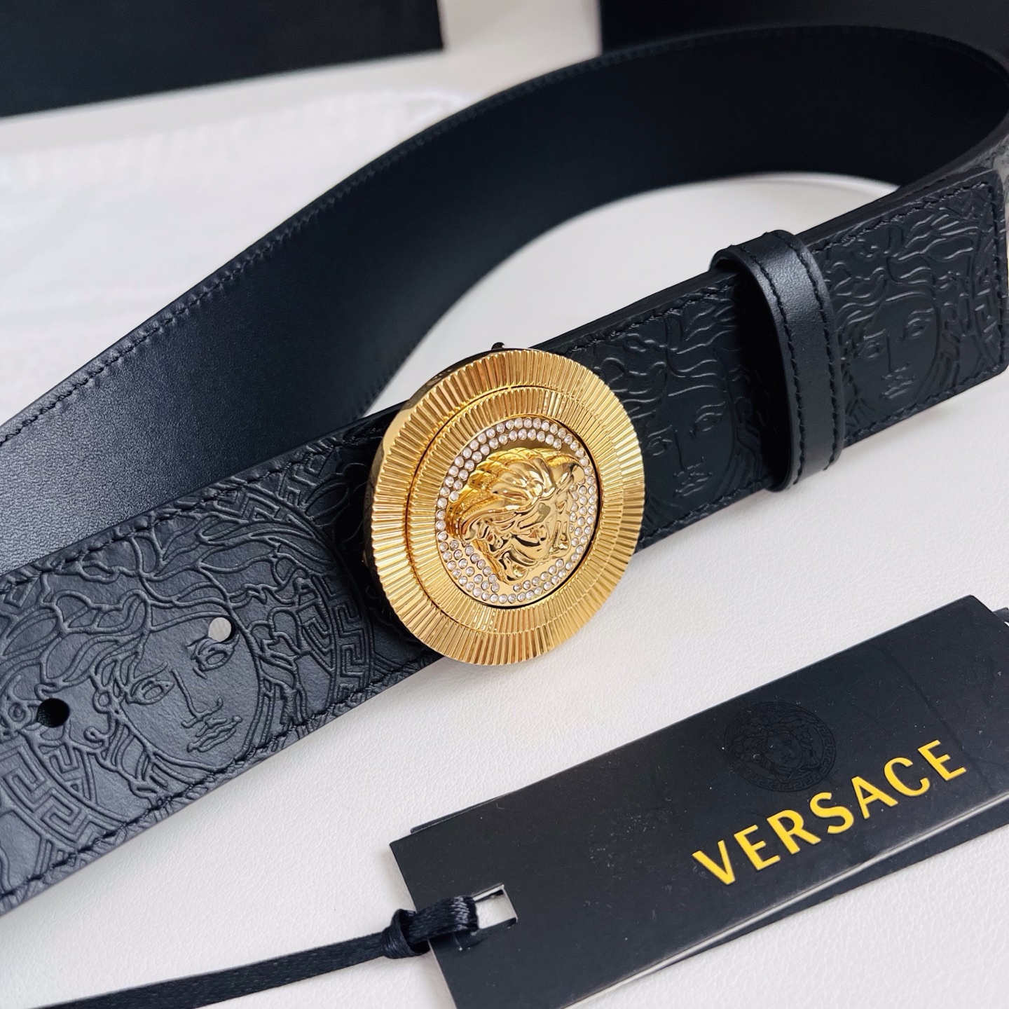 versace 范思哲，新款压花腰带配有醒目的美杜莎头像搭扣，可为任何造型增添几分立体雅致效果。4.0cm宽 