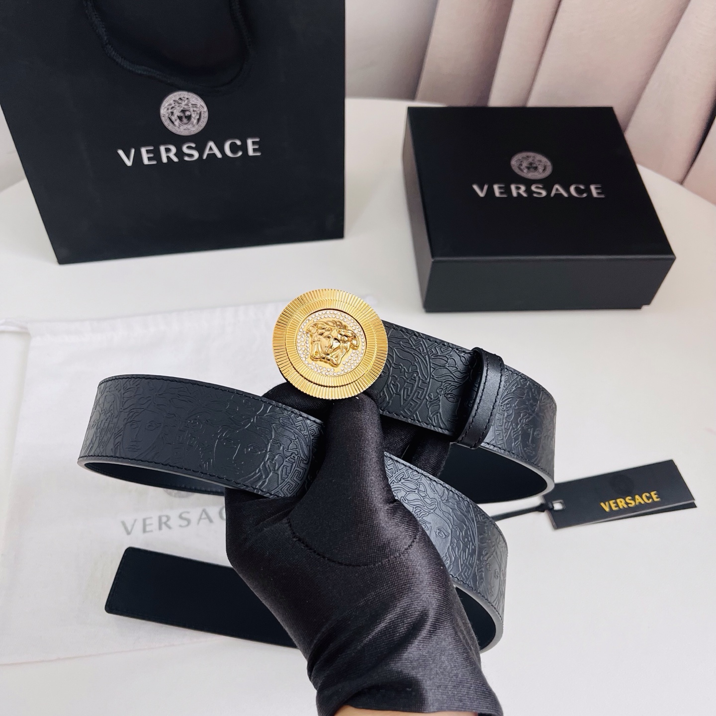 versace 范思哲，新款压花腰带配有醒目的美杜莎头像搭扣，可为任何造型增添几分立体雅致效果。4.0cm宽 