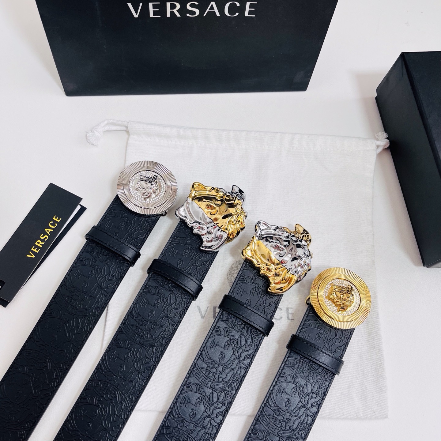 versace 范思哲，新款压花腰带配有醒目的美杜莎头像搭扣，可为任何造型增添几分立体雅致效果。4.0cm宽 