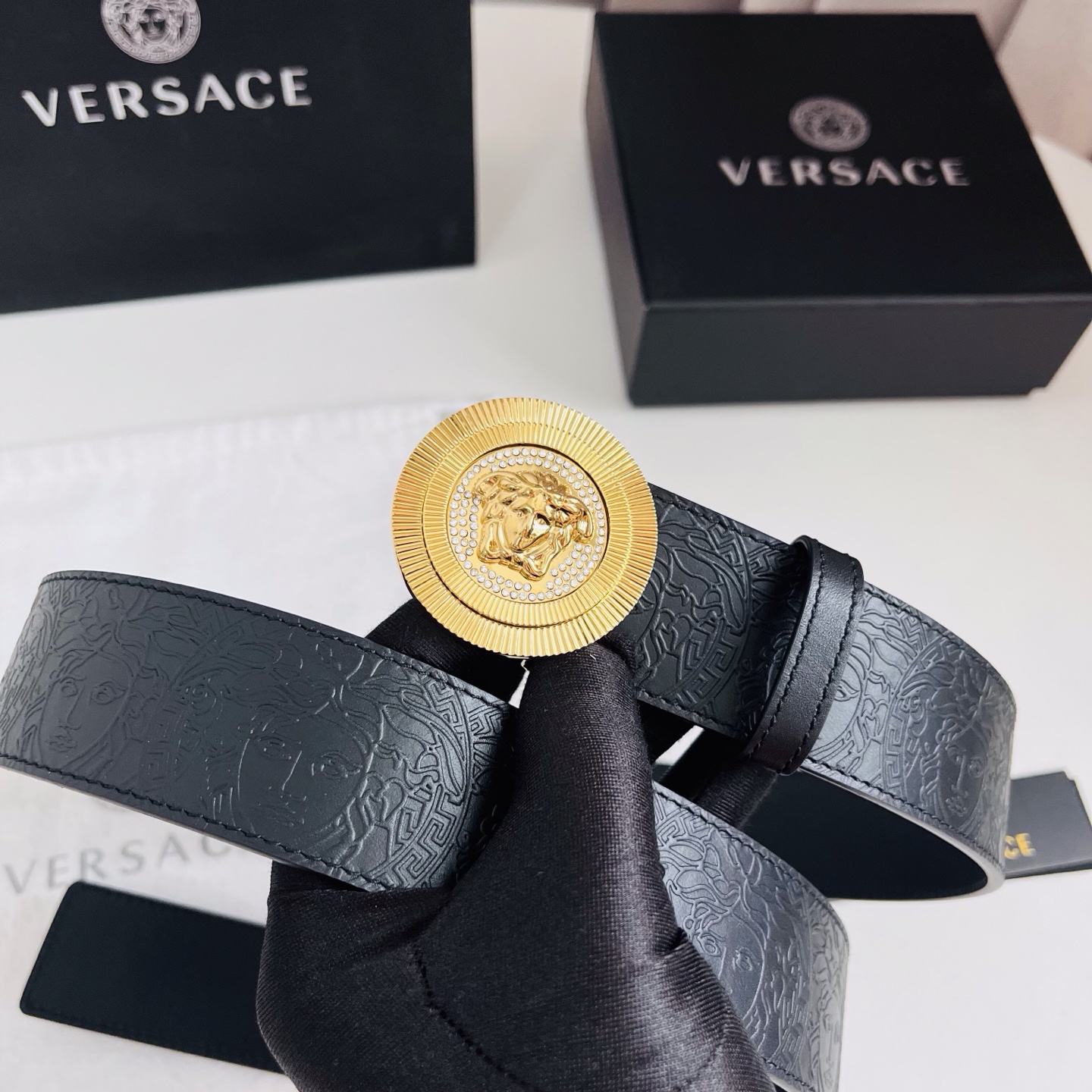 versace 范思哲，新款压花腰带配有醒目的美杜莎头像搭扣，可为任何造型增添几分立体雅致效果。4.0cm宽 