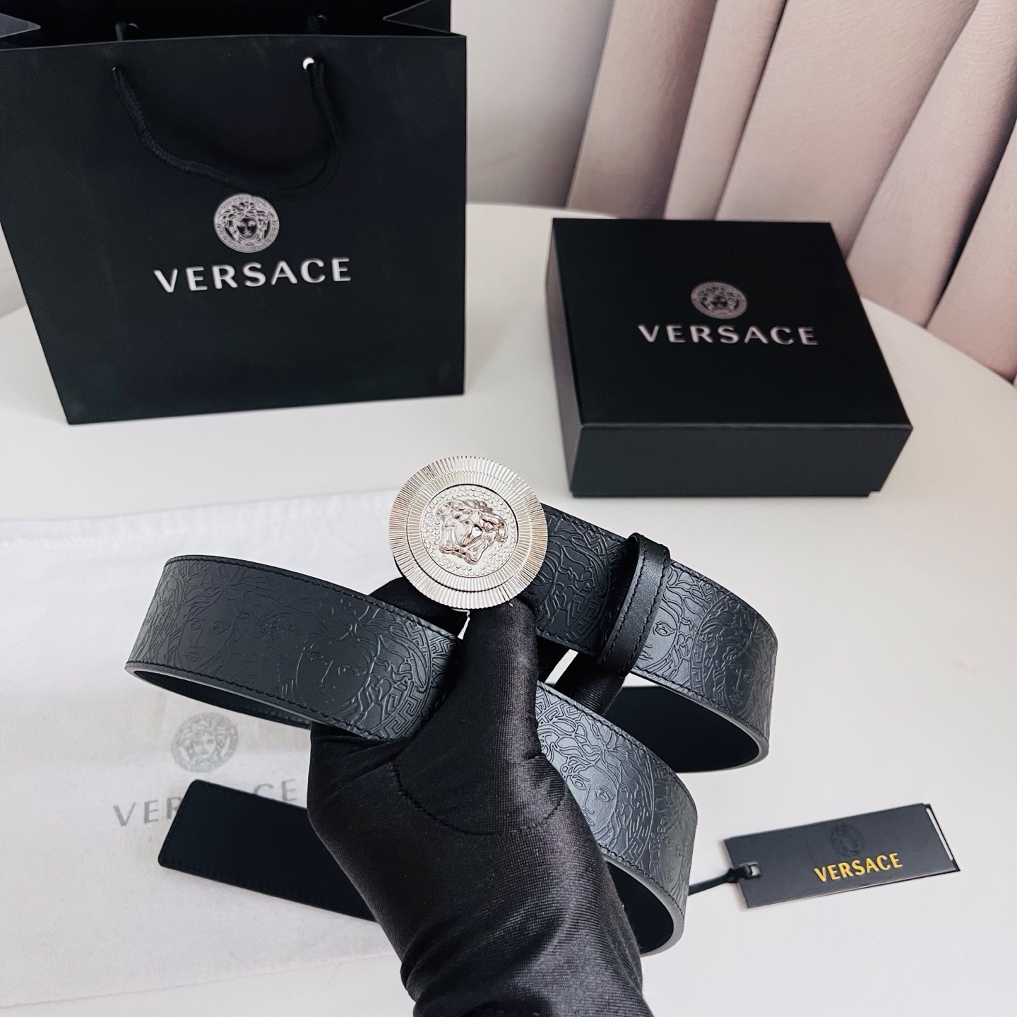 versace 范思哲，新款压花腰带配有醒目的美杜莎头像搭扣，可为任何造型增添几分立体雅致效果。4.0cm宽 