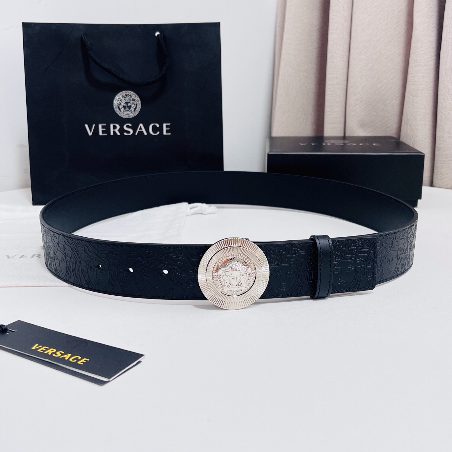 versace 范思哲，新款压花腰带配有醒目的美杜莎头像搭扣，可为任何造型增添几分立体雅致效果。4.0cm宽 