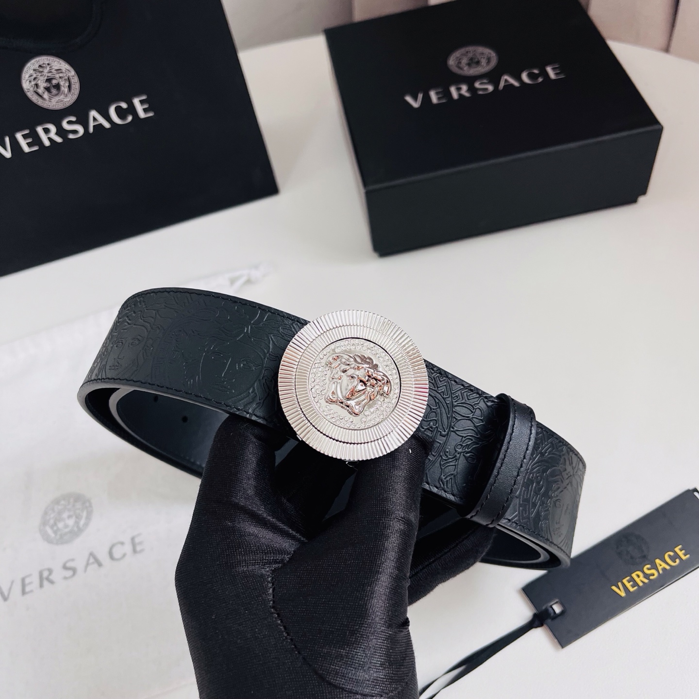 versace 范思哲，新款压花腰带配有醒目的美杜莎头像搭扣，可为任何造型增添几分立体雅致效果。4.0cm宽 