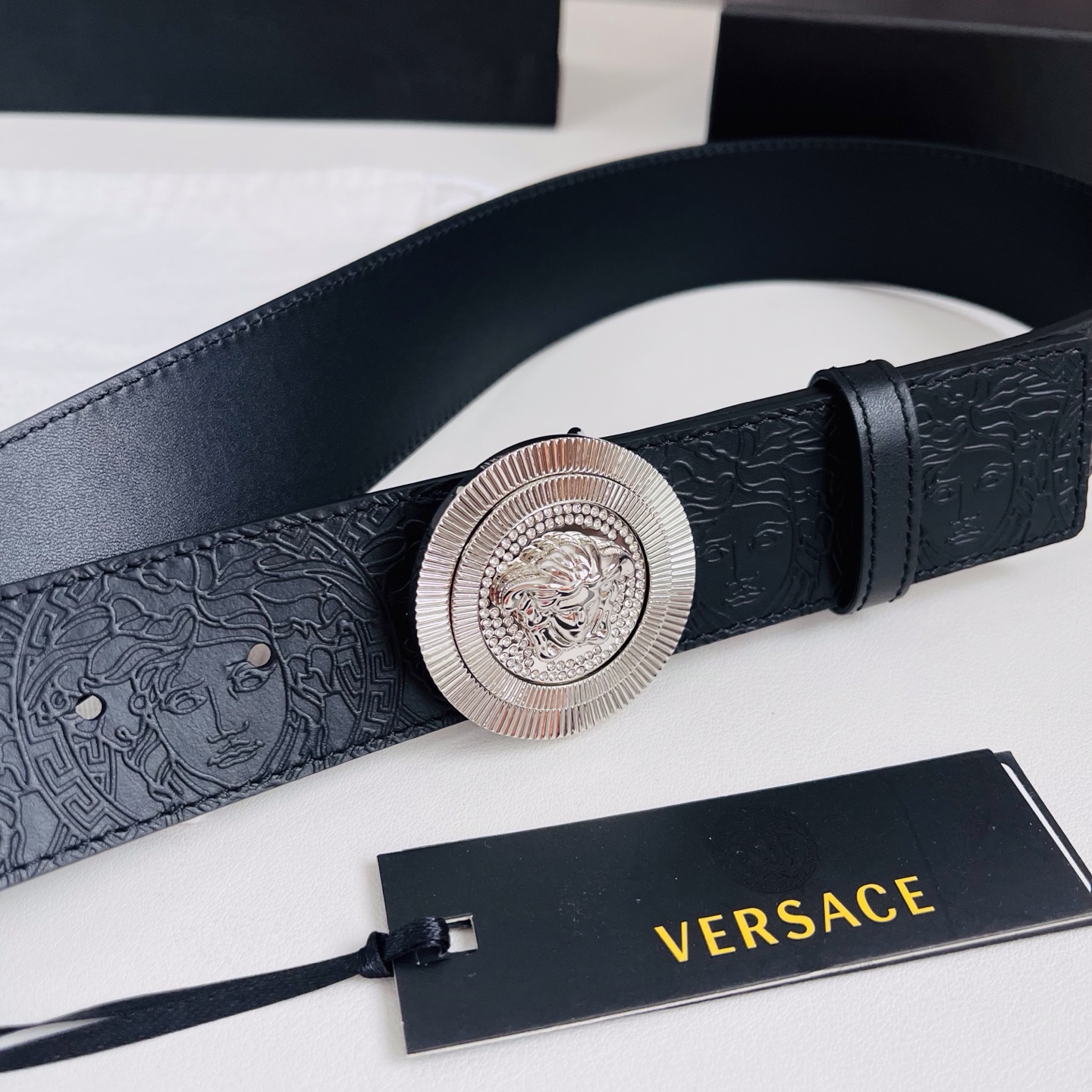 versace 范思哲，新款压花腰带配有醒目的美杜莎头像搭扣，可为任何造型增添几分立体雅致效果。4.0cm宽 