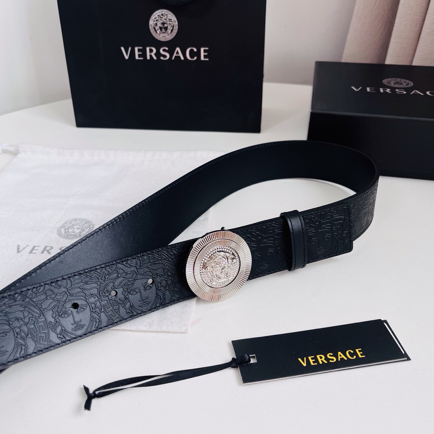 versace 范思哲，新款压花腰带配有醒目的美杜莎头像搭扣，可为任何造型增添几分立体雅致效果。4.0cm宽 