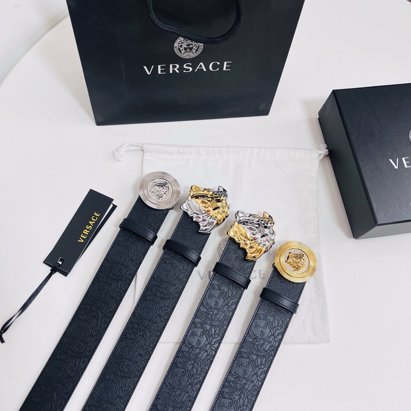 versace 范思哲，新款压花腰带配有醒目的美杜莎头像搭扣，可为任何造型增添几分立体雅致效果。4.0cm宽 