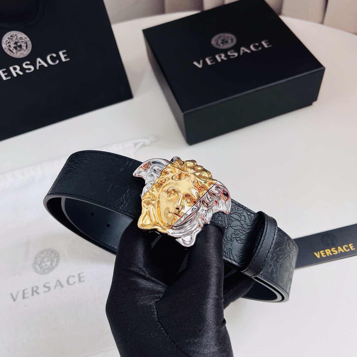 versace 范思哲，新款压花腰带配有醒目的美杜莎头像搭扣，可为任何造型增添几分立体雅致效果。4.0cm宽 