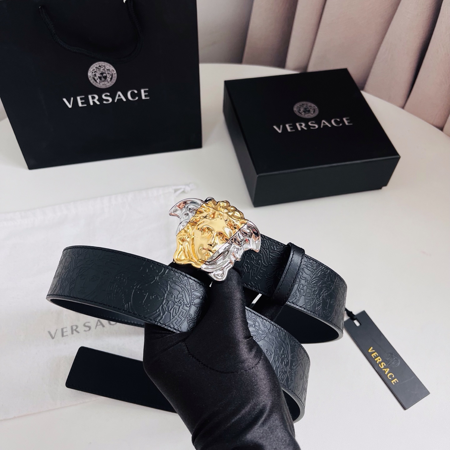 versace 范思哲，新款压花腰带配有醒目的美杜莎头像搭扣，可为任何造型增添几分立体雅致效果。4.0cm宽 