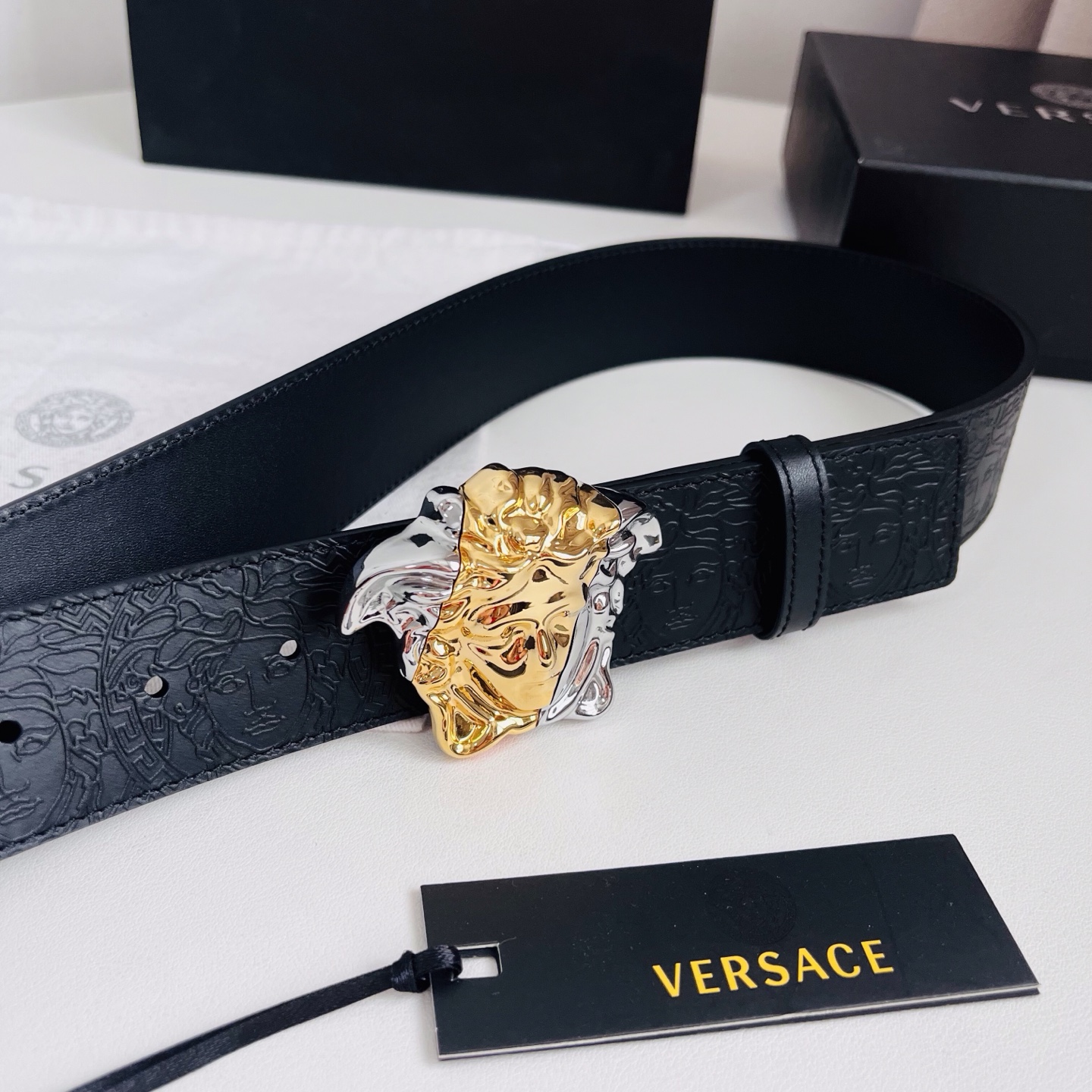 versace 范思哲，新款压花腰带配有醒目的美杜莎头像搭扣，可为任何造型增添几分立体雅致效果。4.0cm宽 