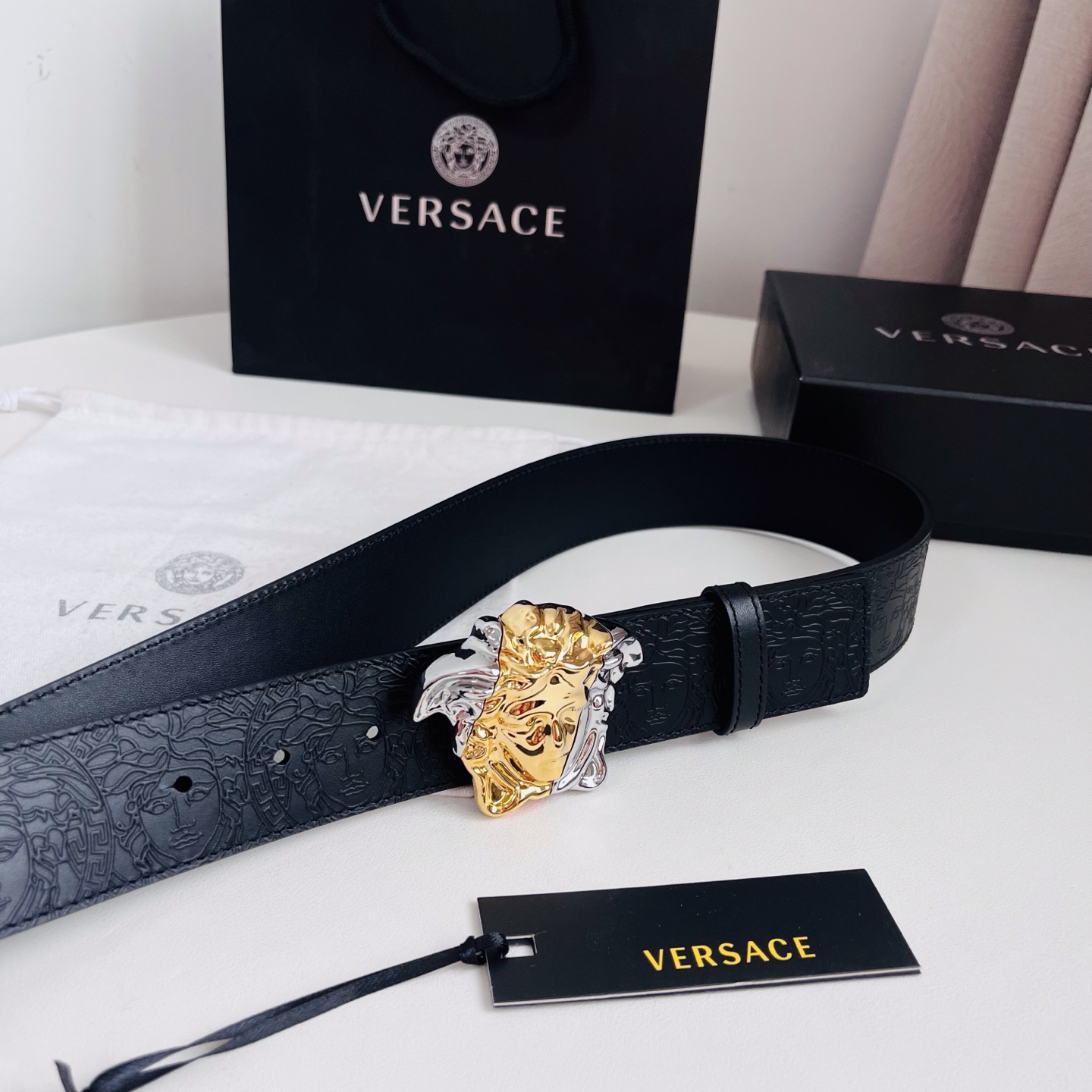 versace 范思哲，新款压花腰带配有醒目的美杜莎头像搭扣，可为任何造型增添几分立体雅致效果。4.0cm宽 