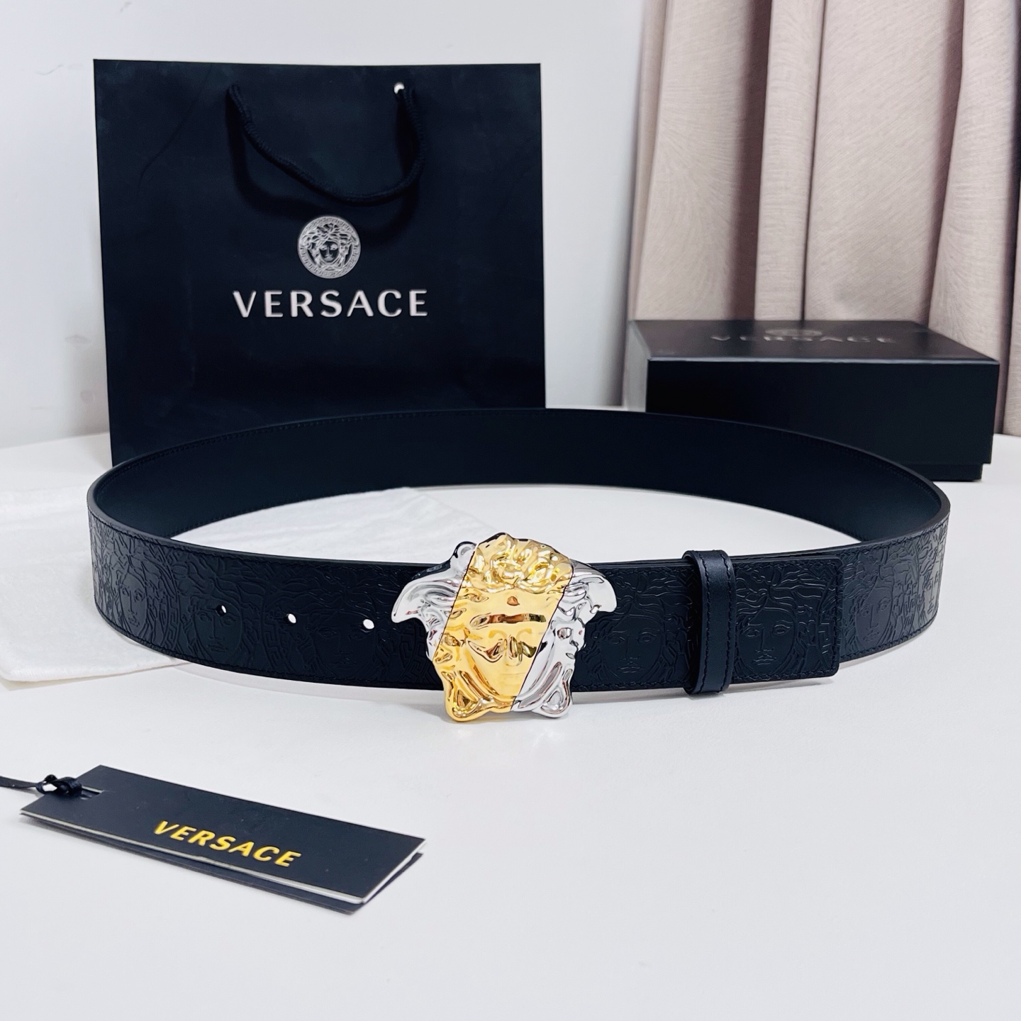 versace 范思哲，新款压花腰带配有醒目的美杜莎头像搭扣，可为任何造型增添几分立体雅致效果。4.0cm宽 