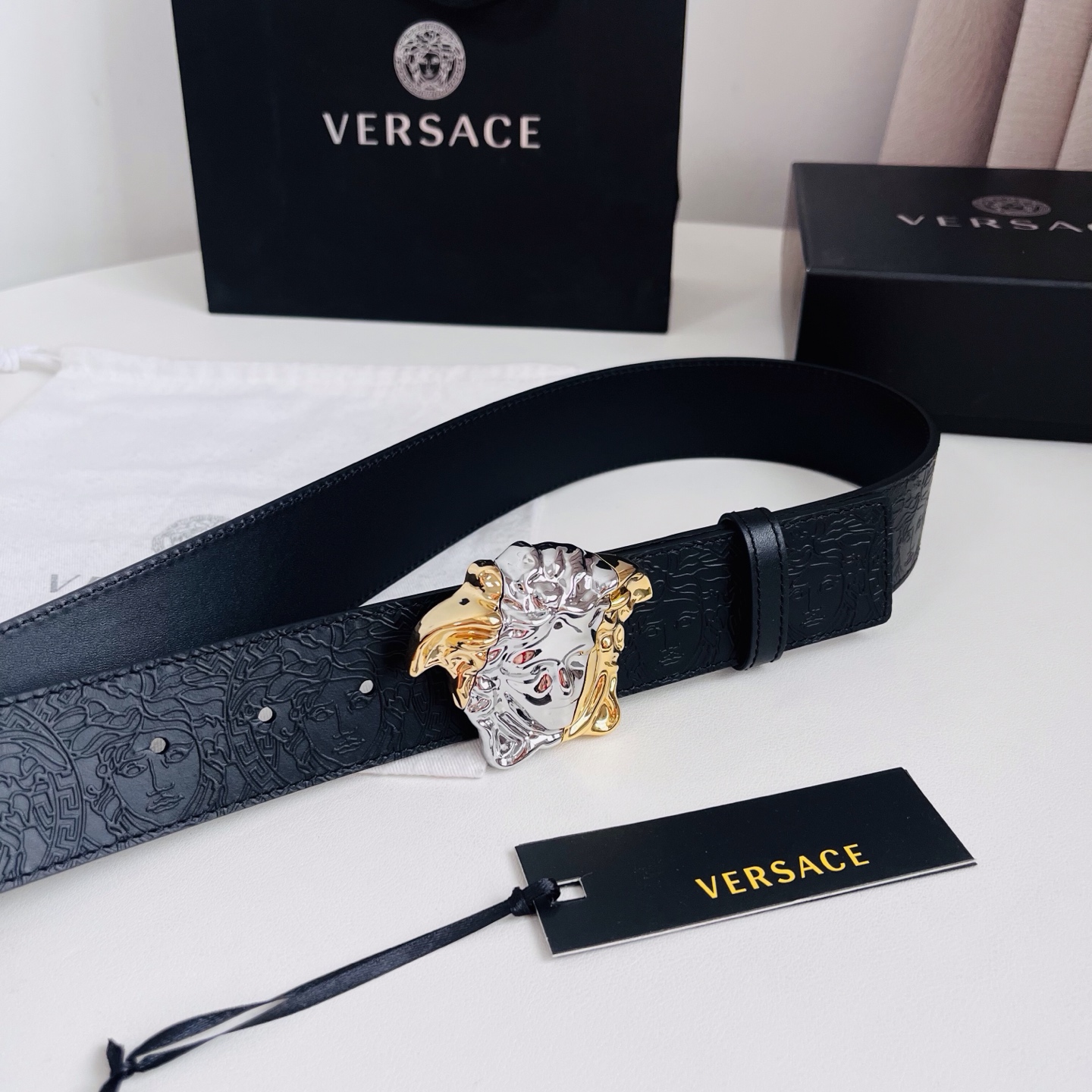 versace 范思哲，新款压花腰带配有醒目的美杜莎头像搭扣，可为任何造型增添几分立体雅致效果。4.0cm宽 
